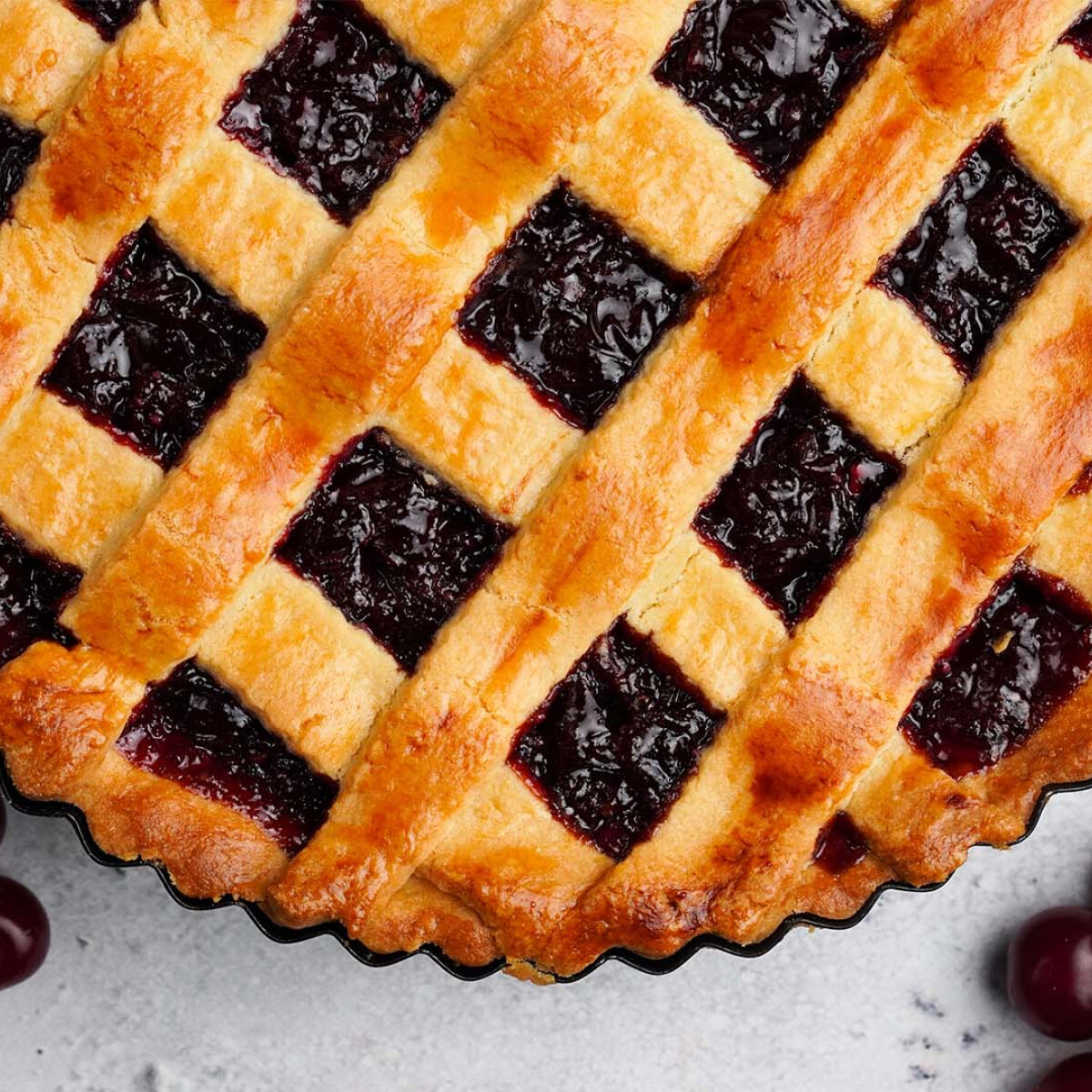 A meggyes pite, aminek a rácsain keresztül süt be a Nap