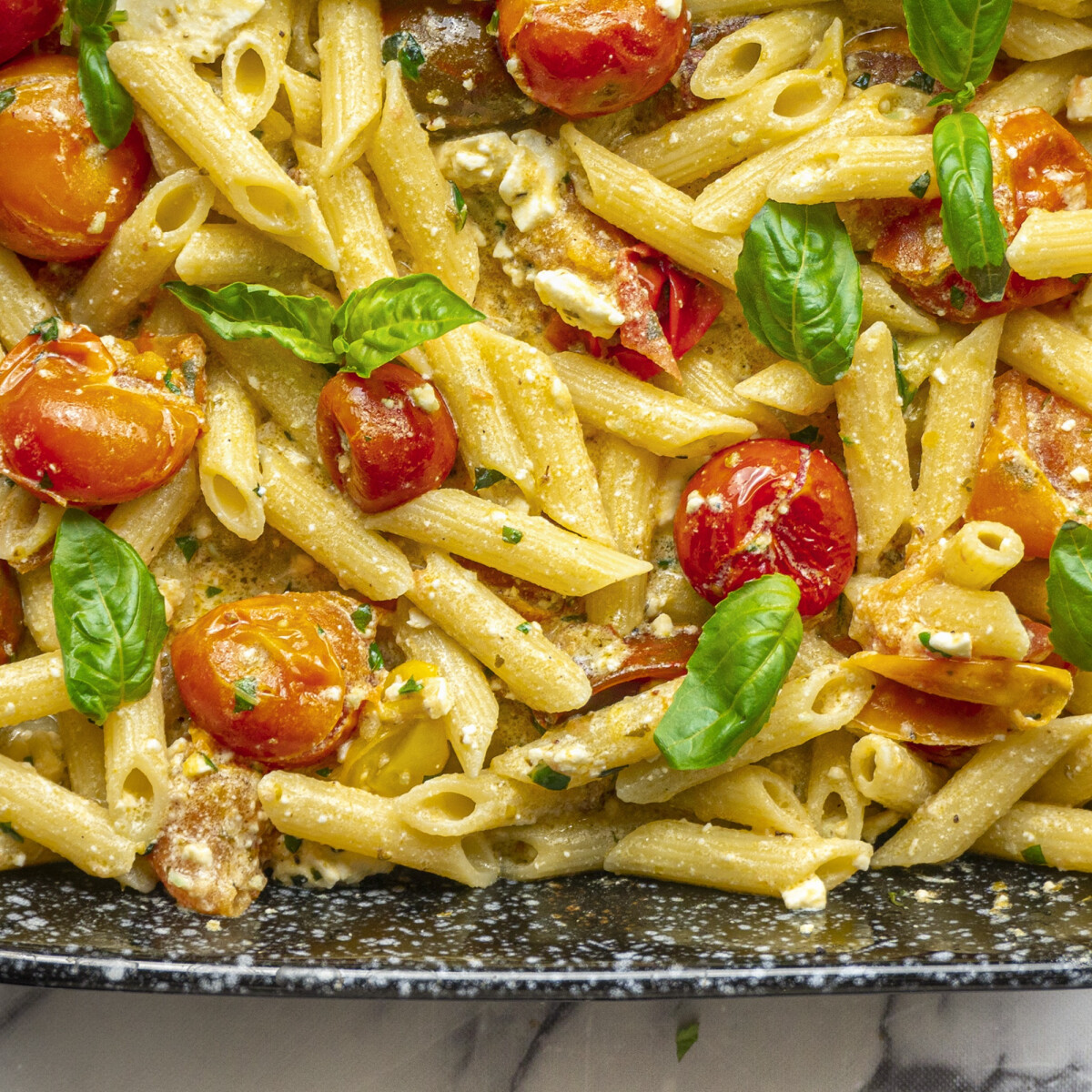 Mutatjuk, hogy készül a tepsis fetás-paradicsomos pasta, amiért most az egész világ rajong...és mi is!
