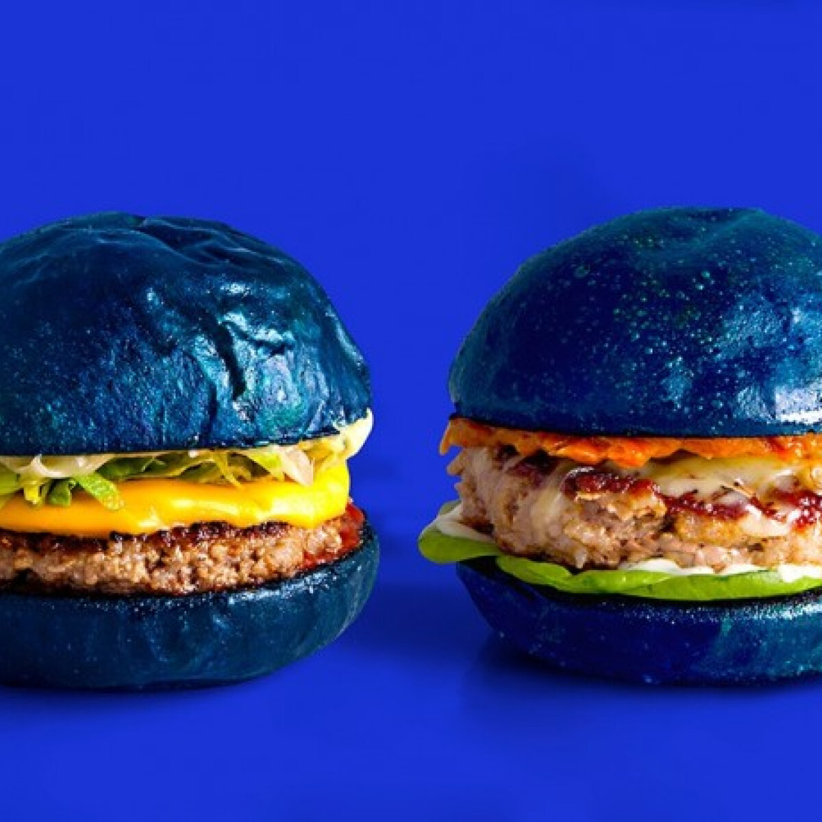 Kék hamburgerrel rukkolt elő a híres francia divatcég - Ez lesz az utolsó nagy dobásuk