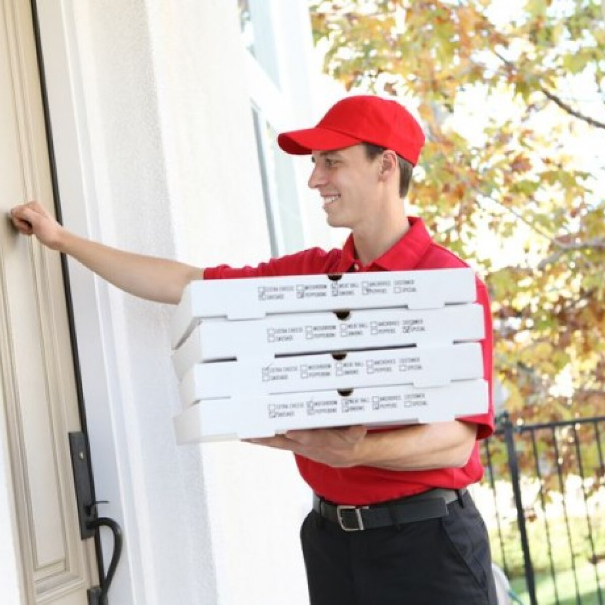 5 dolog, amiért utálni szoktuk a pizzafutárt, és 5 dolog, amiért ők utálnak minket