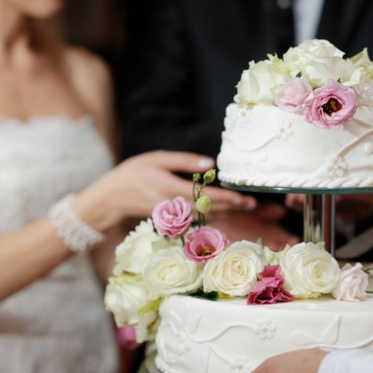 Vége az uncsi esküvői tortáknak – Te mernél ilyeneket adni a vendégeidnek?