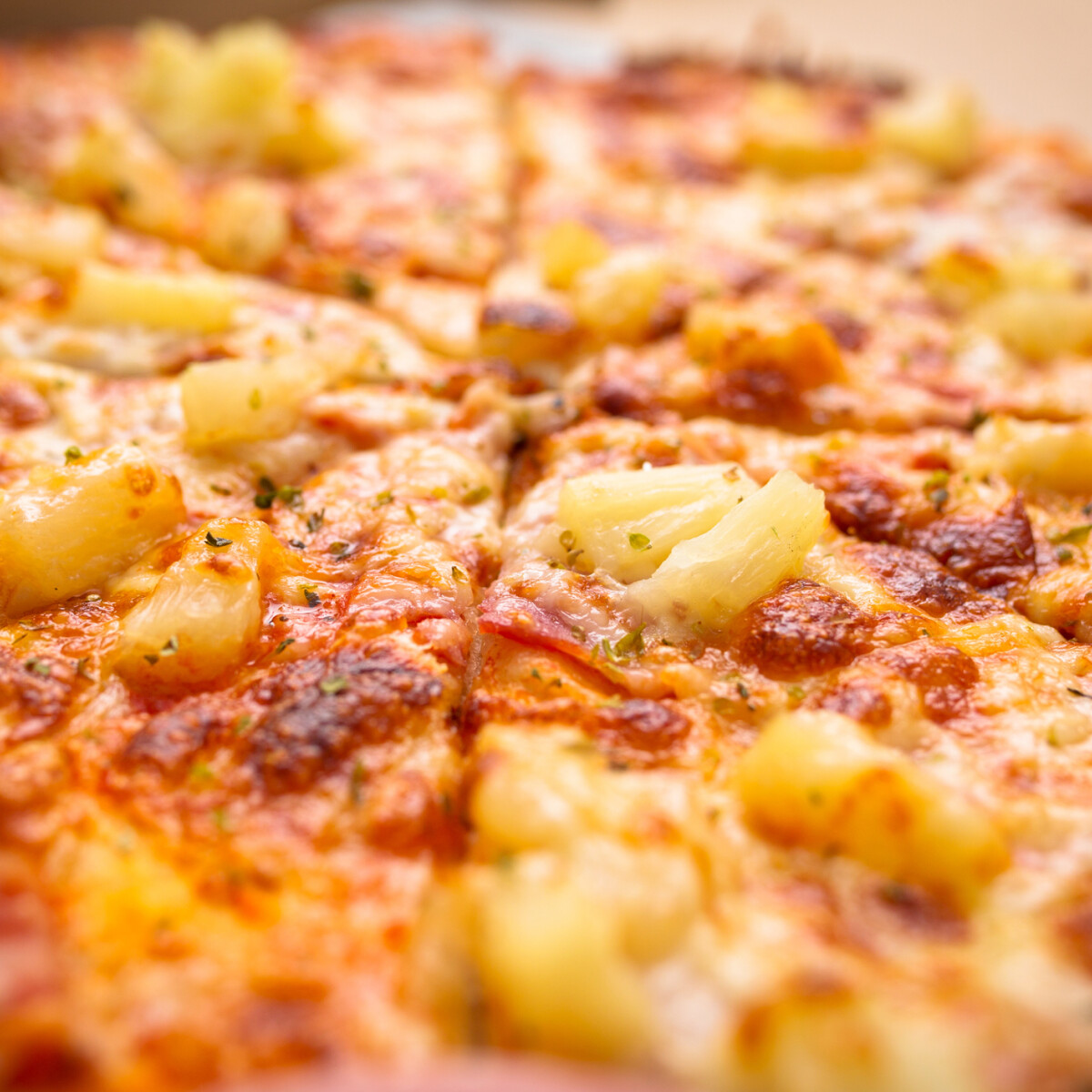 Videón, ahogy az olasz férfi kiakad jegyesére, mert ananászt kér a pizzára