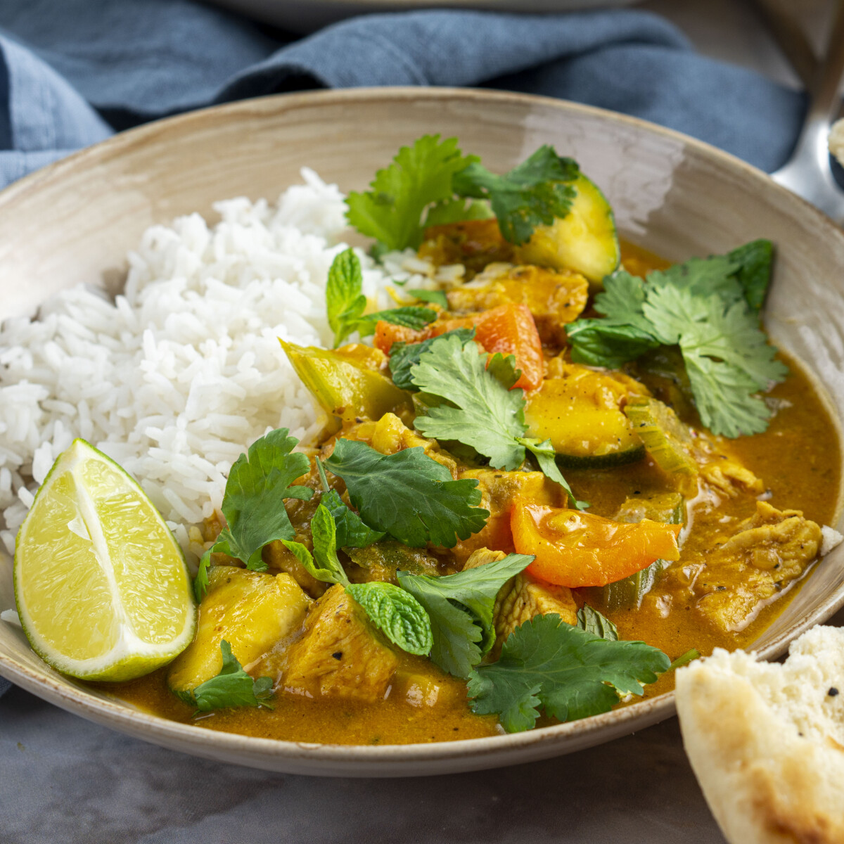 Különleges zöldségkrémmel dúsított csirkecurry, alig fél óra alatt