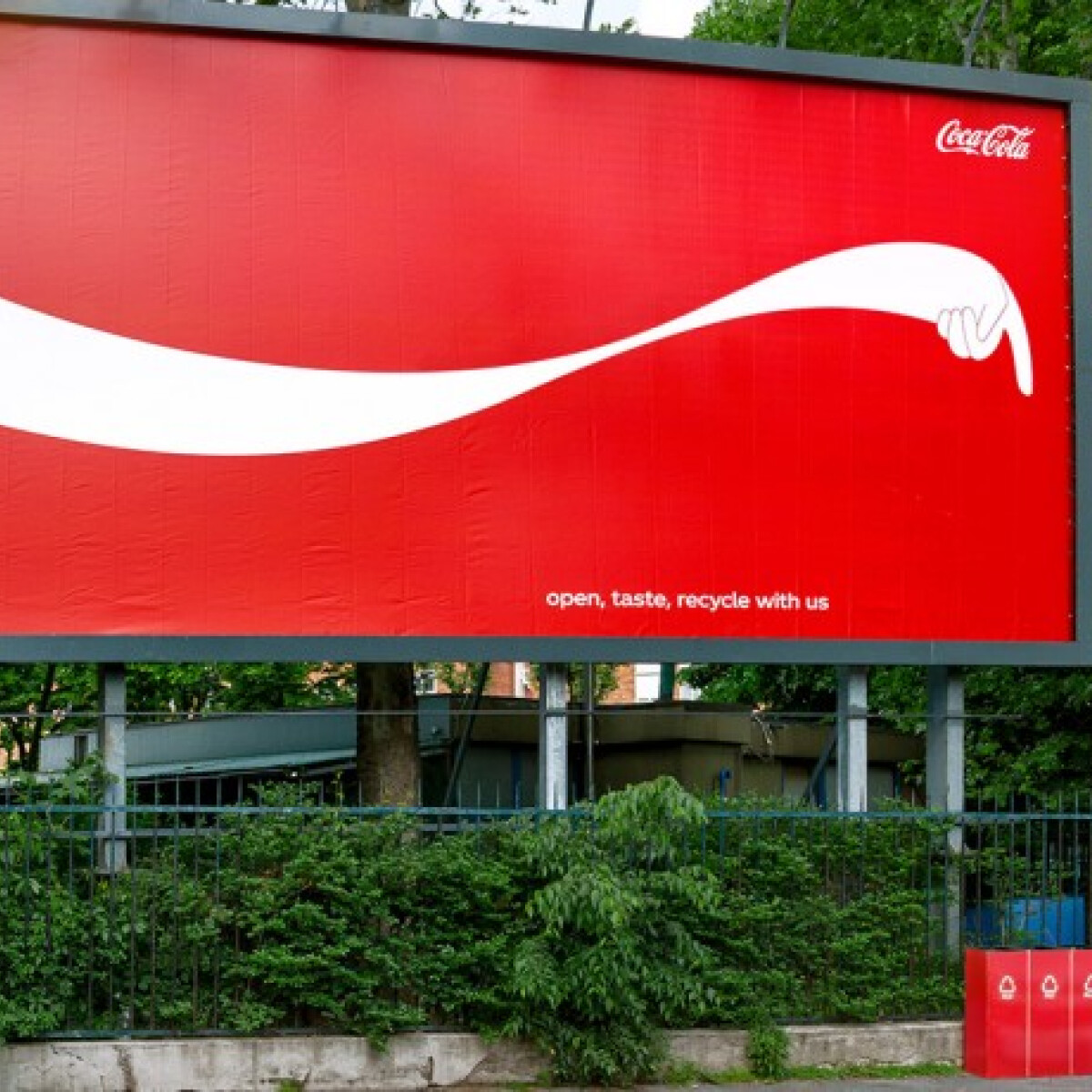 Isteni reklámplakátokkal biztat a Coca-Cola a szelektív hulladékgyűjtésre, nézd!