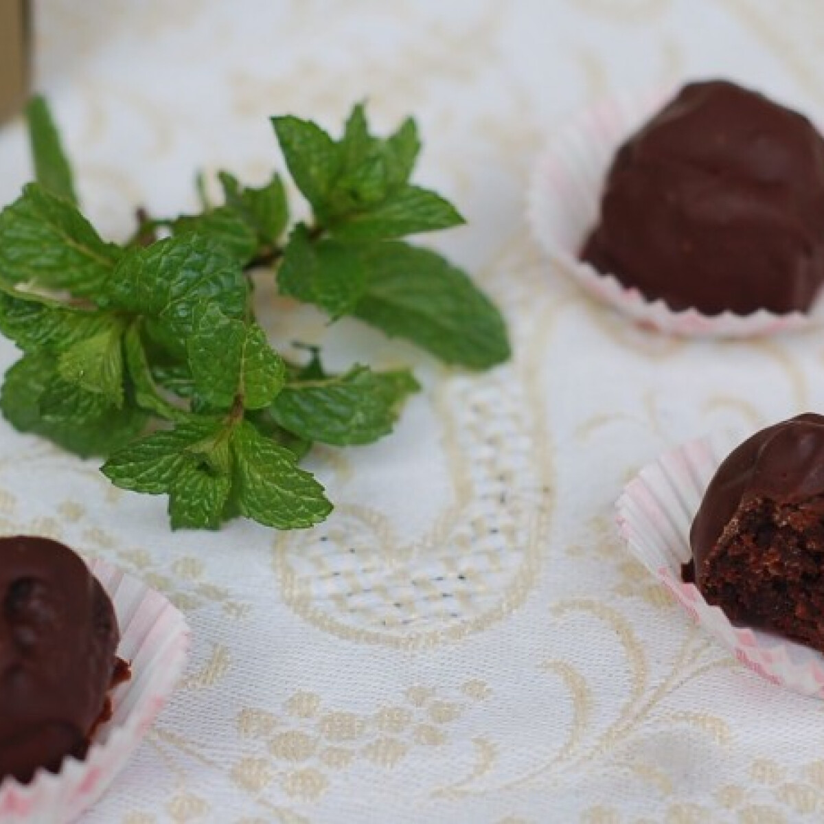 Készíts mentás-csokis bonbont ajándékba!