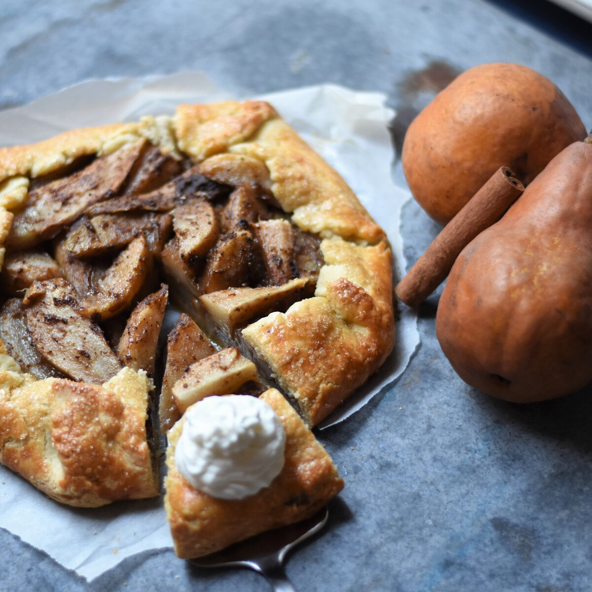 Mit főzzek ma? Zöldséges borsóleves vajgaluskával, paprikás krumpli és körtés galette melenget
