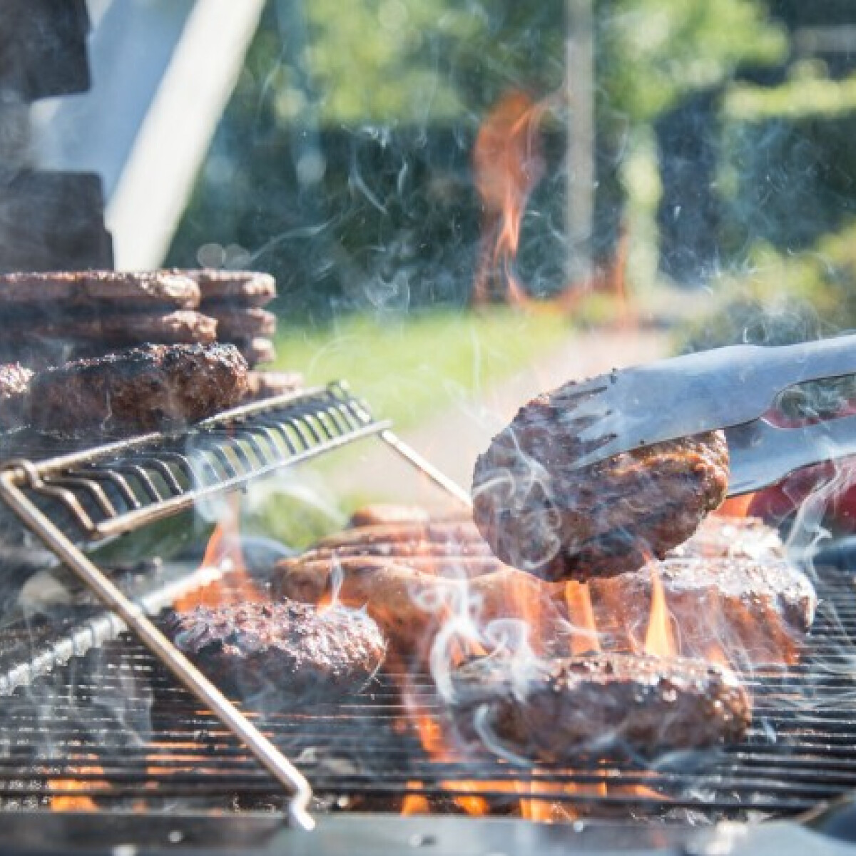 Így tisztítsd meg egyszerűen a ragacsos, piszkos rácsot a grillsütődön!