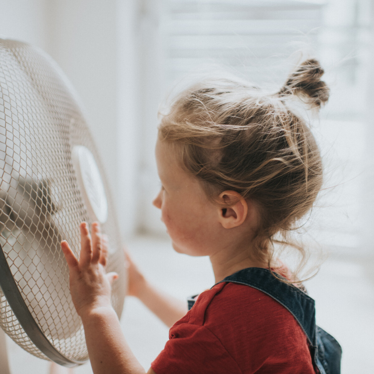 Ezért nem szabad ventilátor mellett aludni