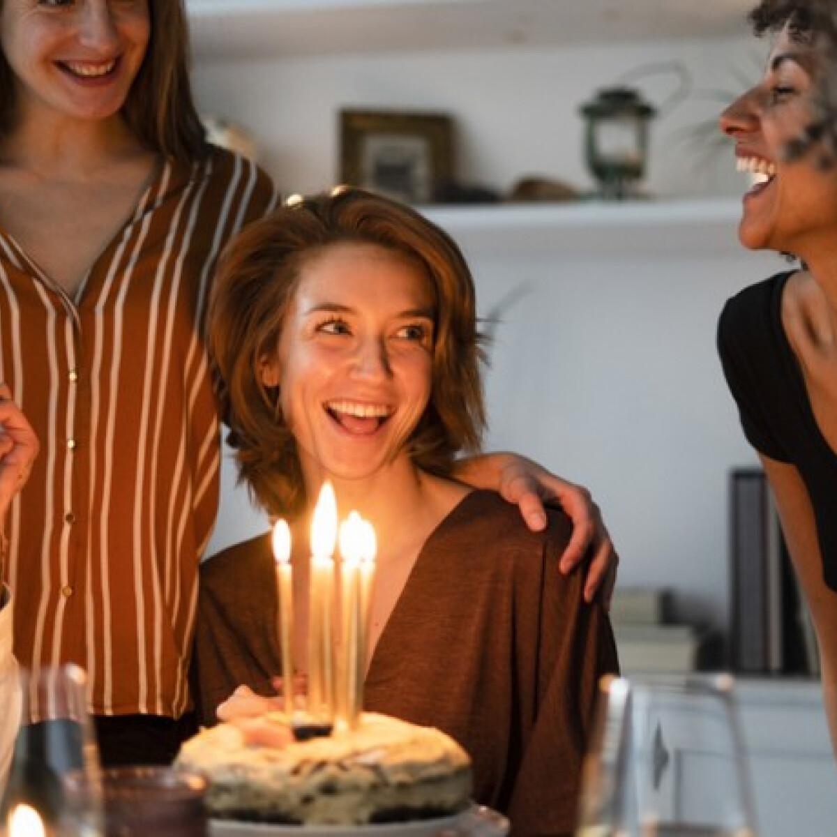 Torta, virág, bor - minden egy helyen, amire az ünnepléshez szükség lehet
