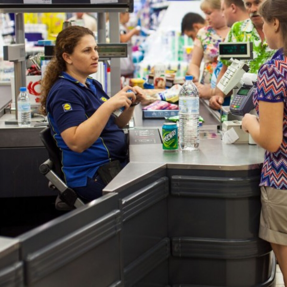 Kiderült, mennyit keres egy kezdő kasszás a Lidlnél