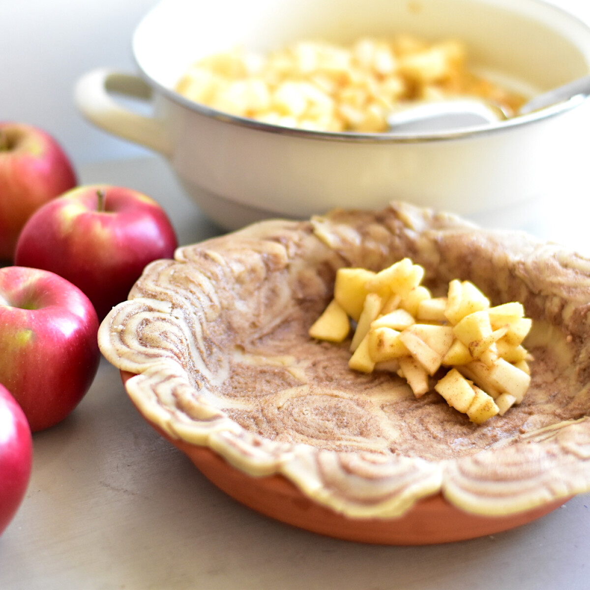 Fahéjas csigákkal keretezett almás pite – az almaszezon sütisztárja