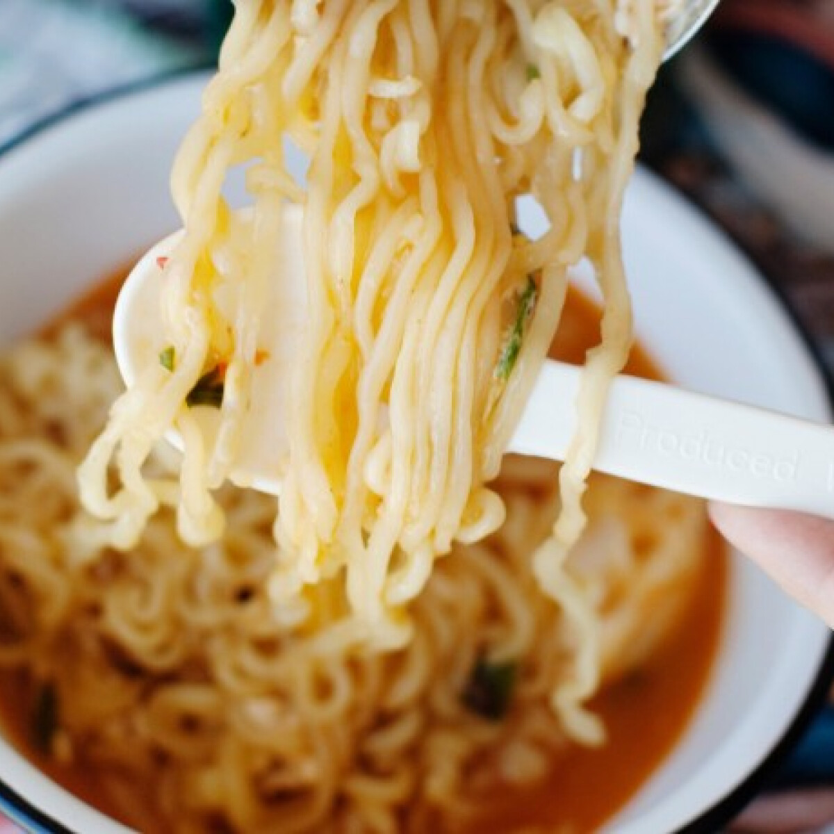 Meglepő dolgot kevernek a zacskós, tésztás levesükhöz víz helyett a japánok