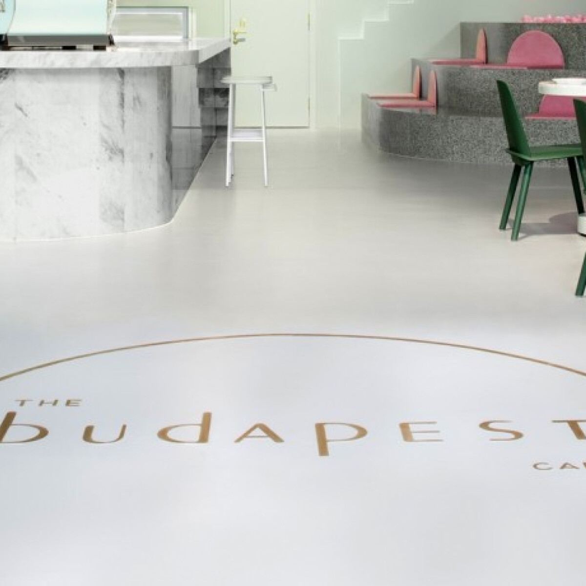 A kínai Csengduban megnyílt a Budapest kávézó - és elég dögös!