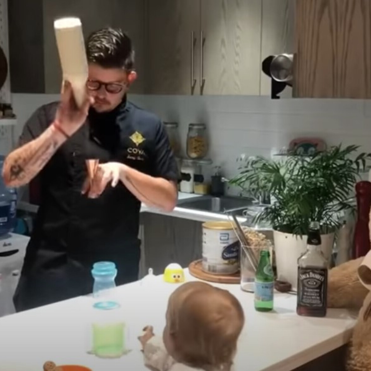 Milliók vannak oda a magyar bartenderért, aki kisfiának mixerkedik