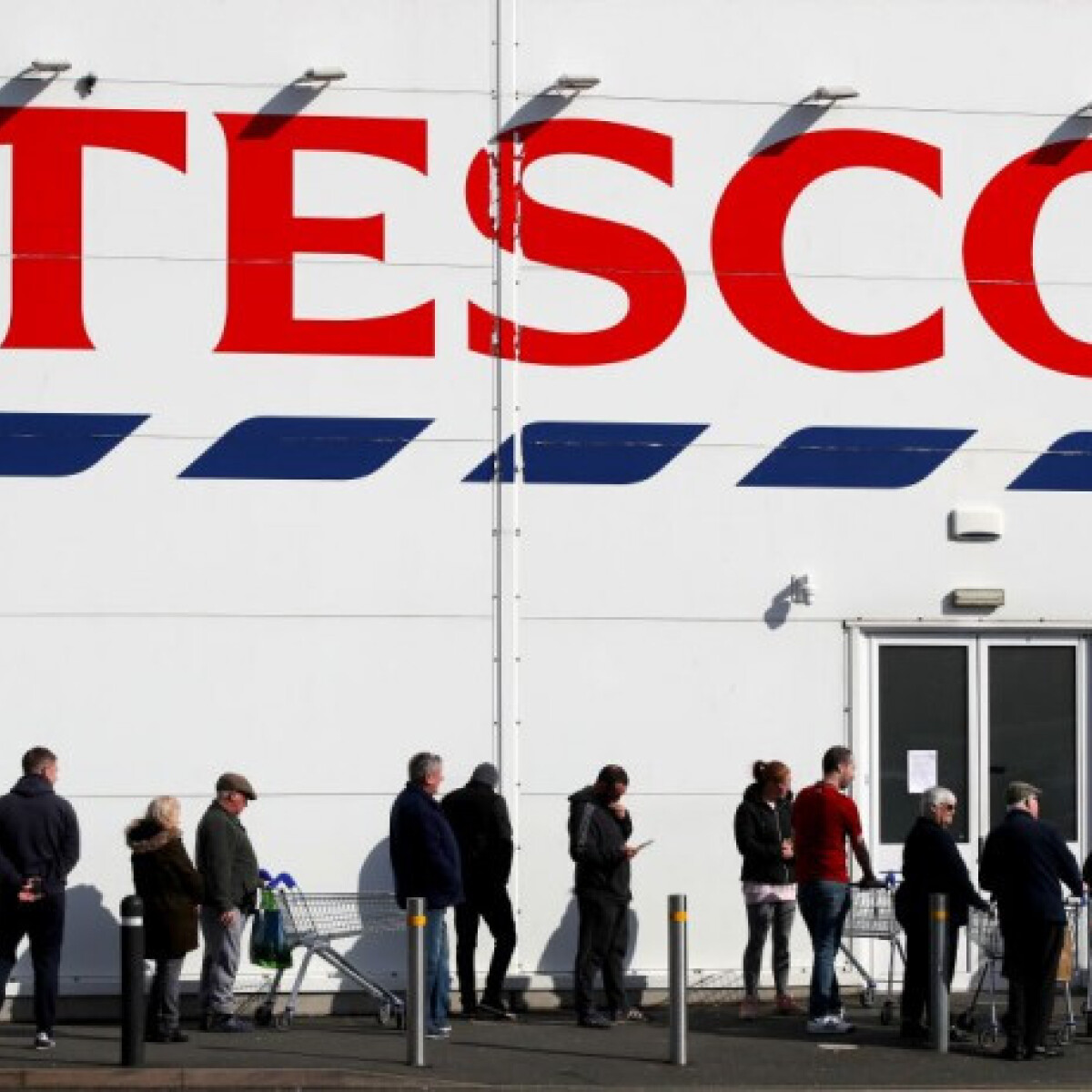 Kiderült, hogyan fogja beengedni a Tesco a vásárlókat áruházaiba