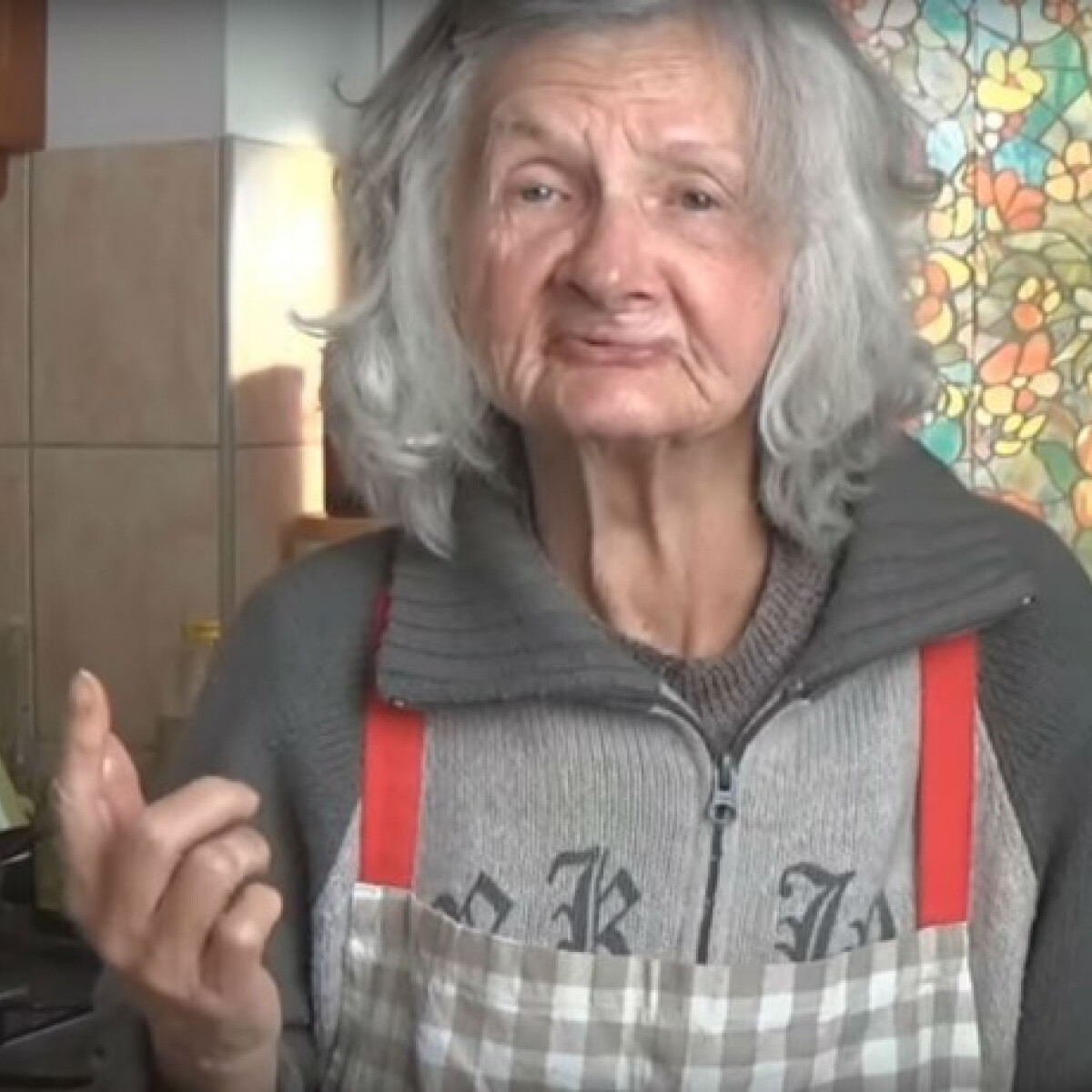 Ő itt Ilonka néni, a 84 éves magyar YouTube-sztár, aki a sütésben is nagy ász