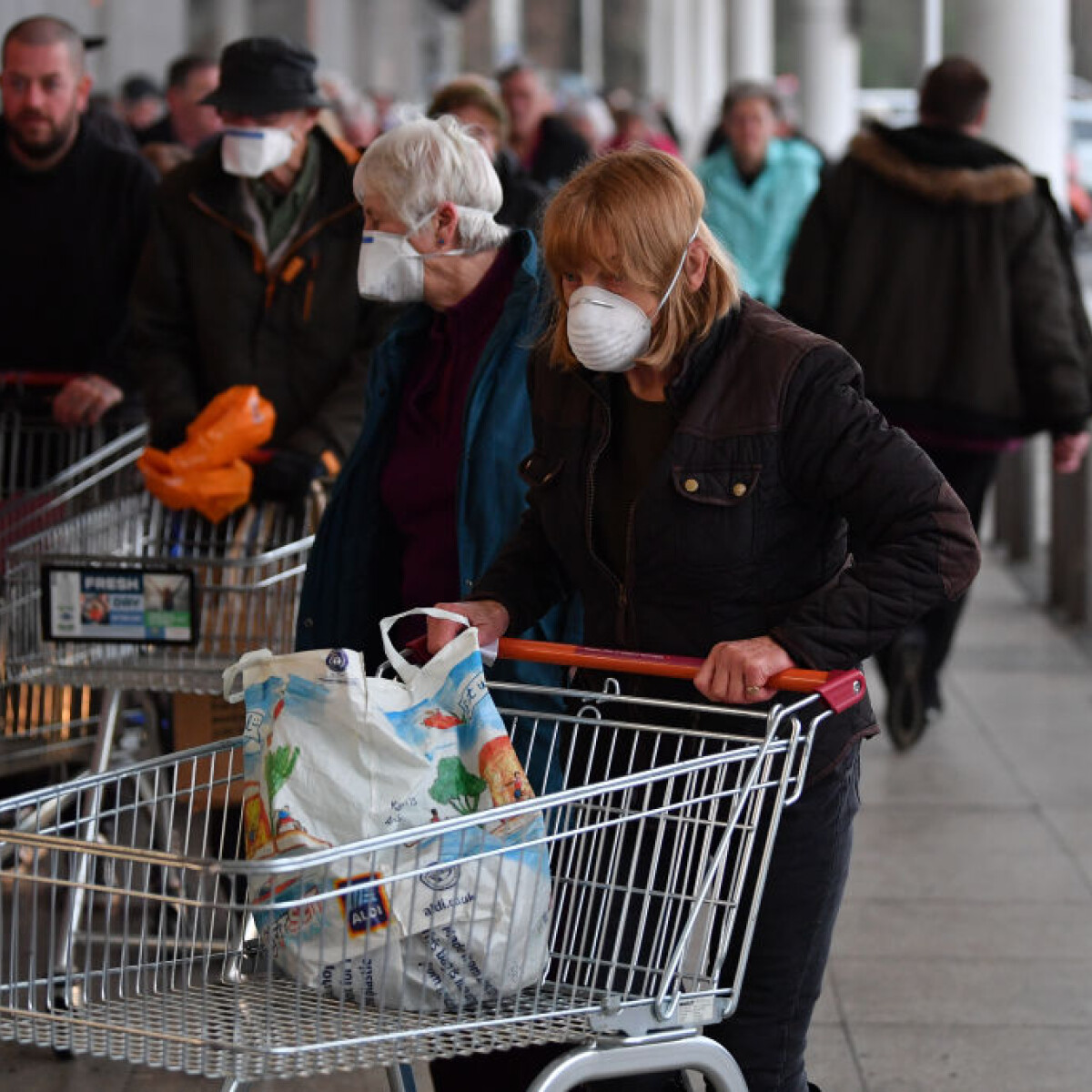 Újra kinyitnak a boltok, ezek a szabályok érvényesek mától országszerte