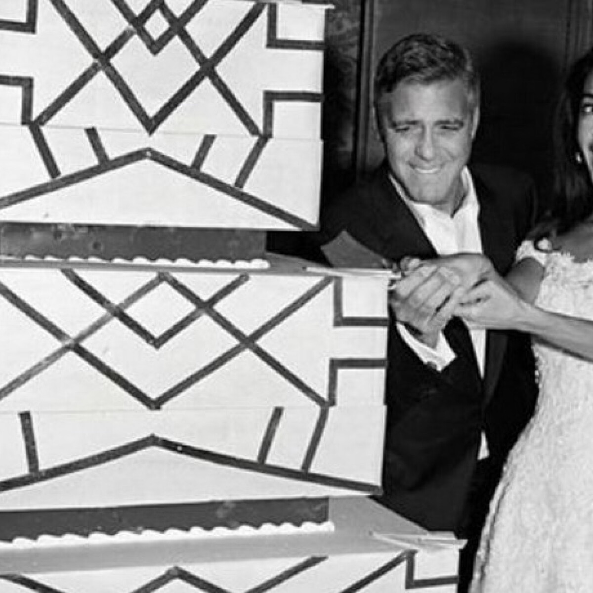 Így nézett ki Meghan Markle és Harry, George Clooney és Amal, valamint Khloe Kardashian esküvői álomtortája