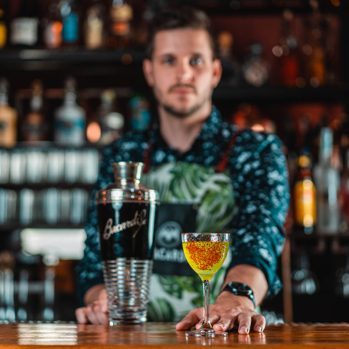 Különleges koktéllal áll Steier Máté a Bacardi nemzetközi versenyének zsűrije elé