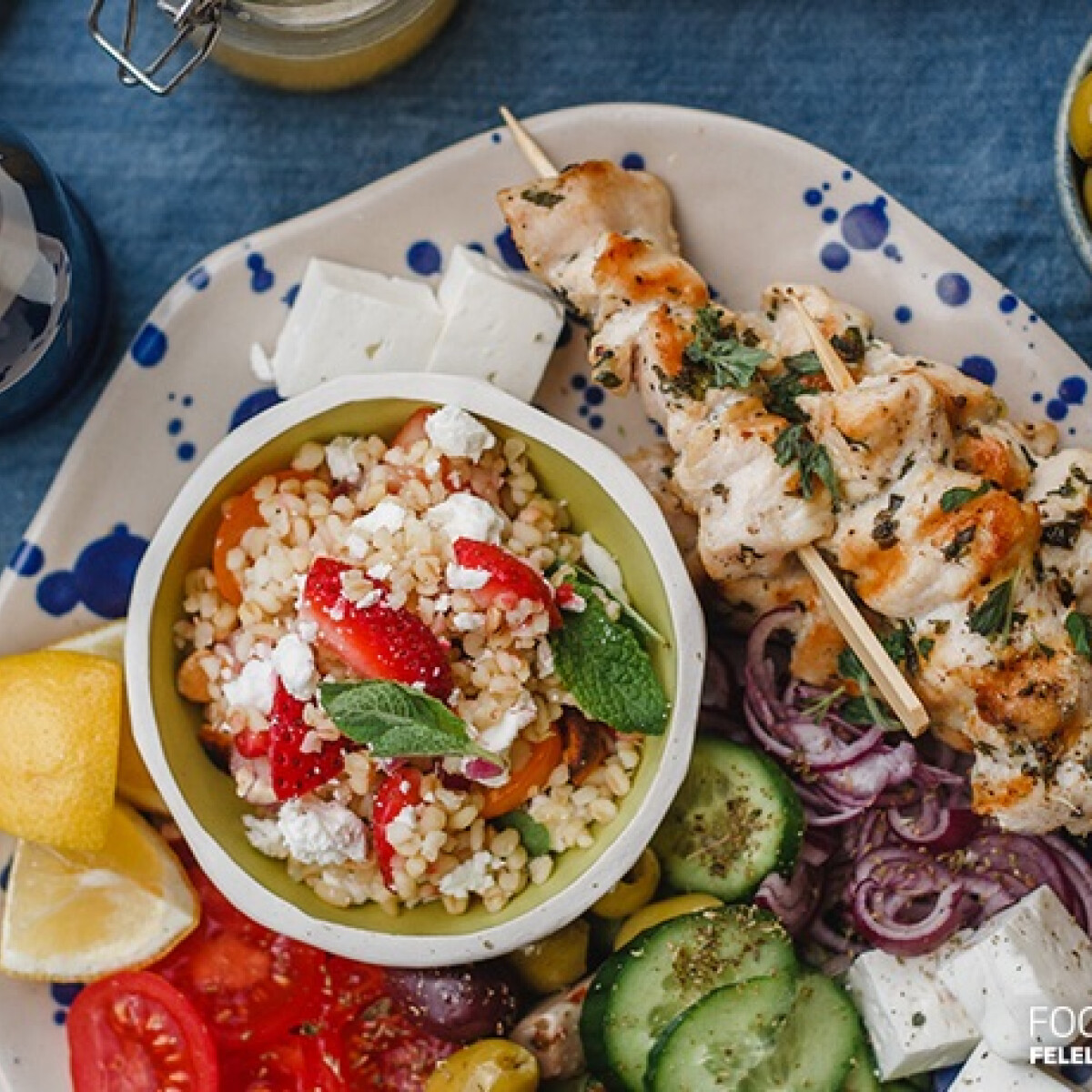 Indítsd könnyedén a grillszezont ezzel a zöldfűszeres csirkenyárssal!