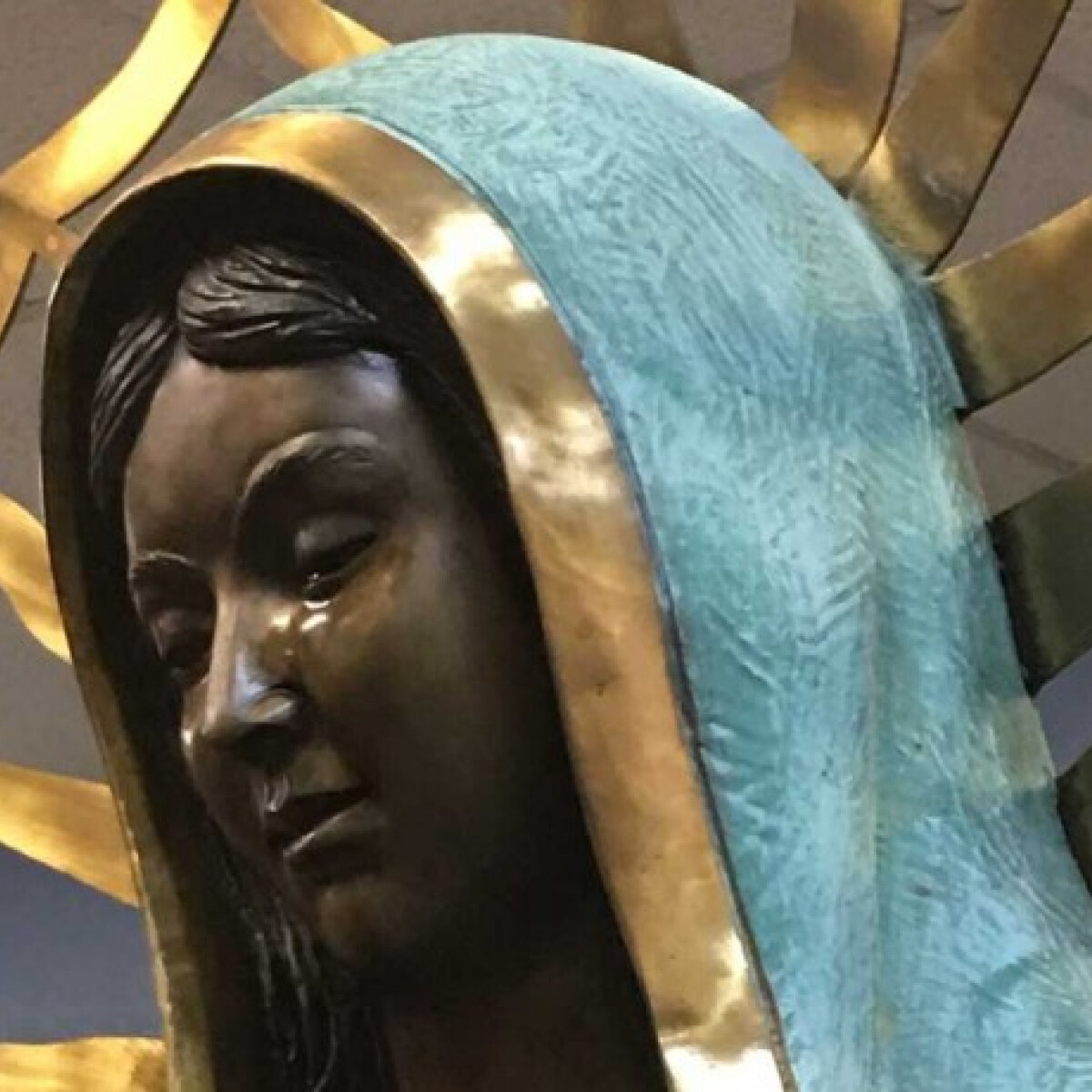 Olívaolajat könnyezik Szűz Mária szobra