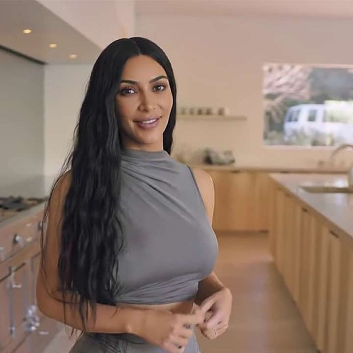 Kim Kardashian megmutatta hatalmas, minimalista konyháját