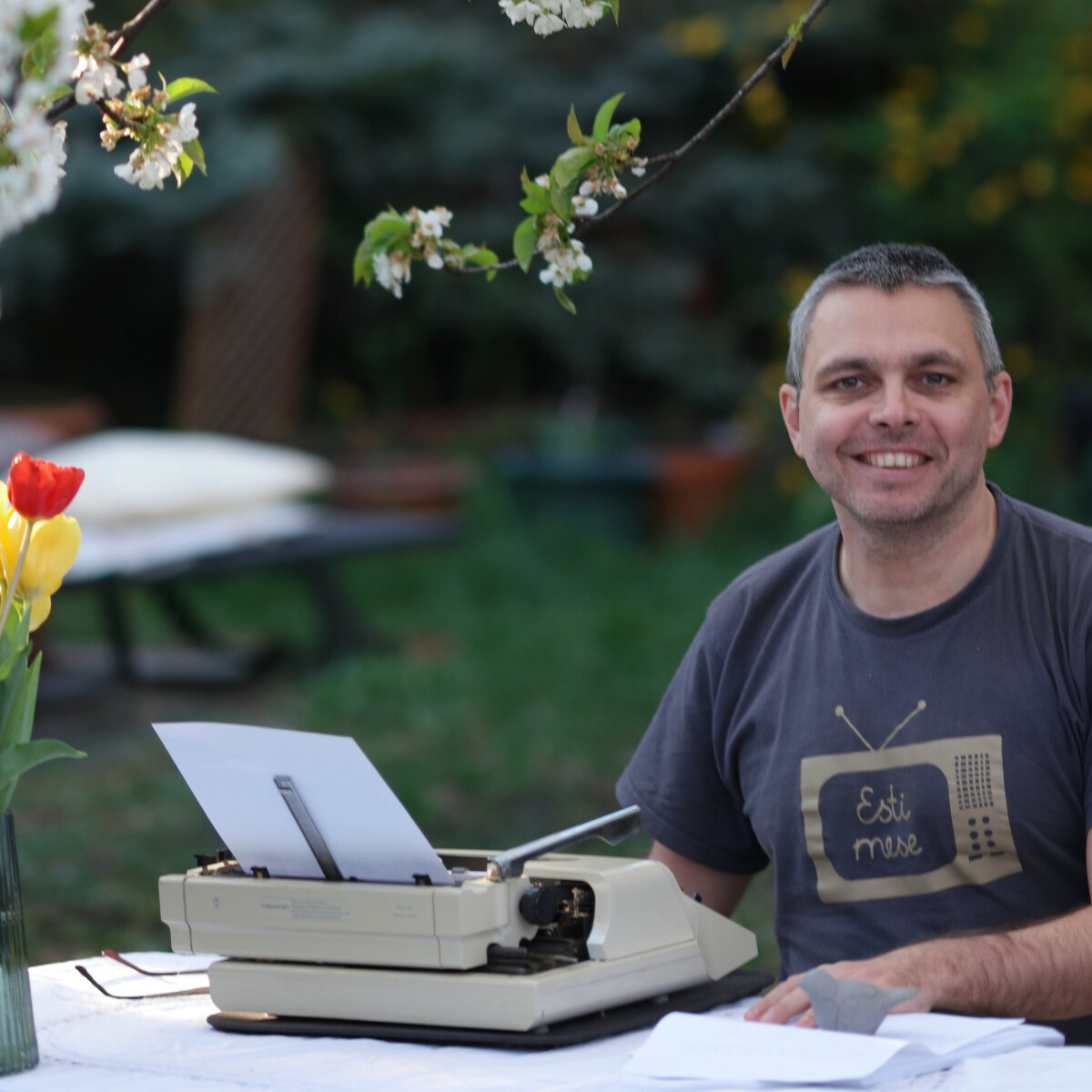 „Minden főzés kicsit nyomozás is” – Dragomán György a konyha, írás és család kapcsolatáról mesélt a 24.hu podcastjában