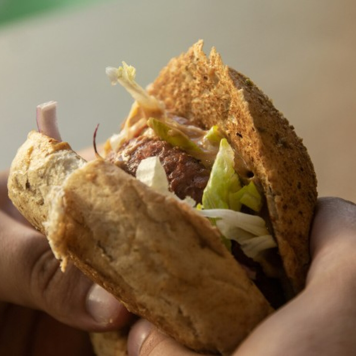 Kipróbáltuk a hamburgert, amiben MŰHÚS van