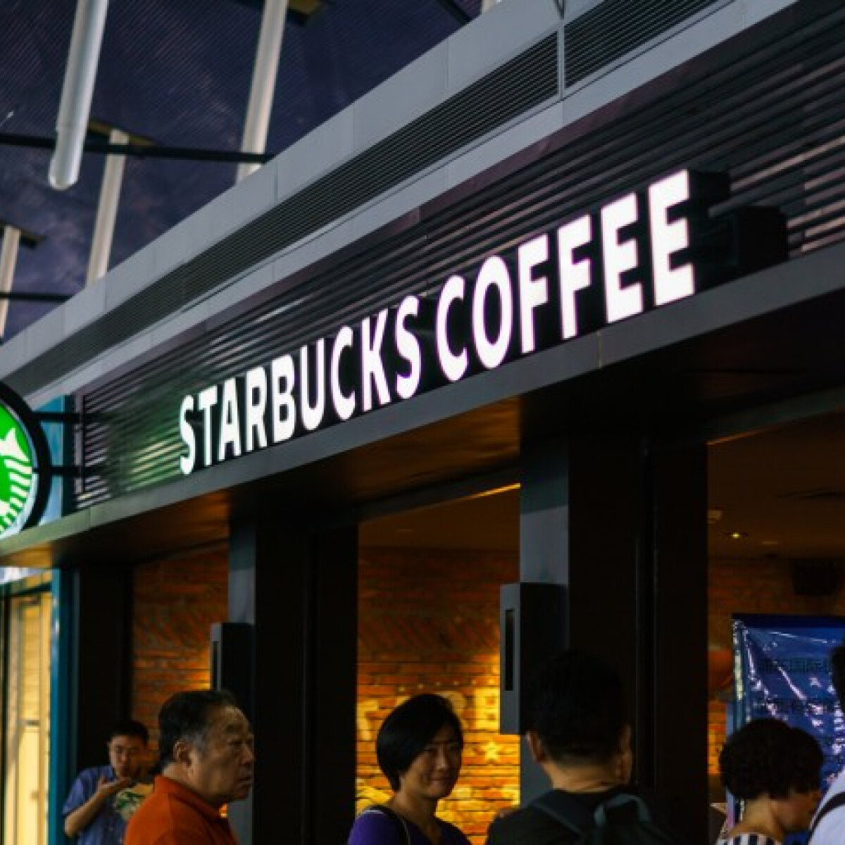 Ölre mentek a limitált kiadású csészéért a Starbucks-rajongók