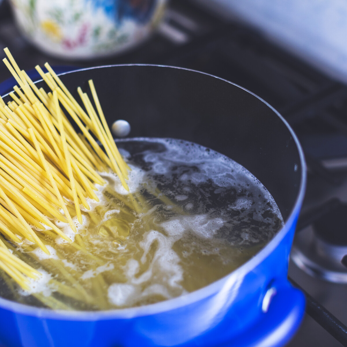 Több okból sem jó ötlet kis edényben főzni a spagettit