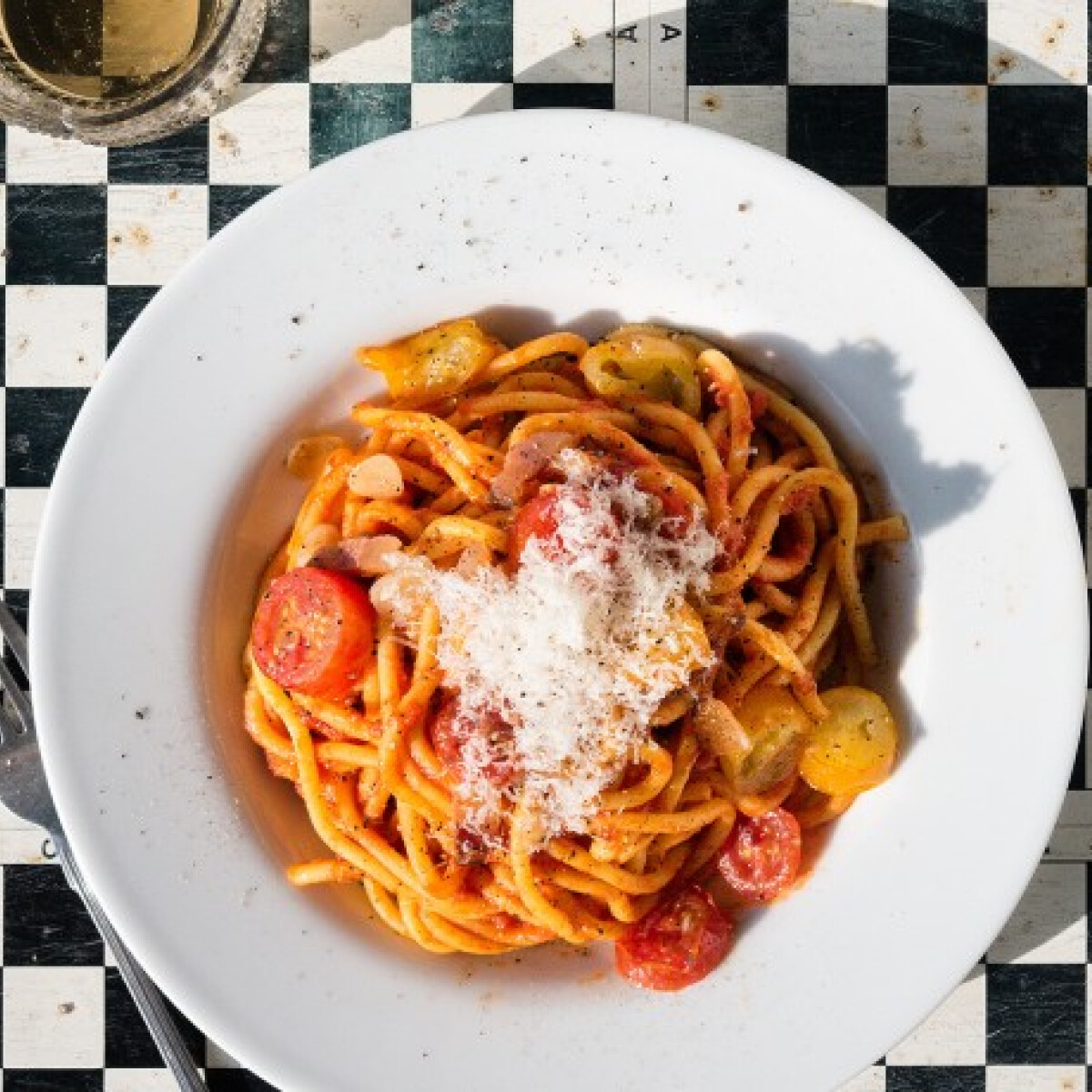 20 perces tésztavacsora: csípős, paradicsomos spagetti szalonnával
