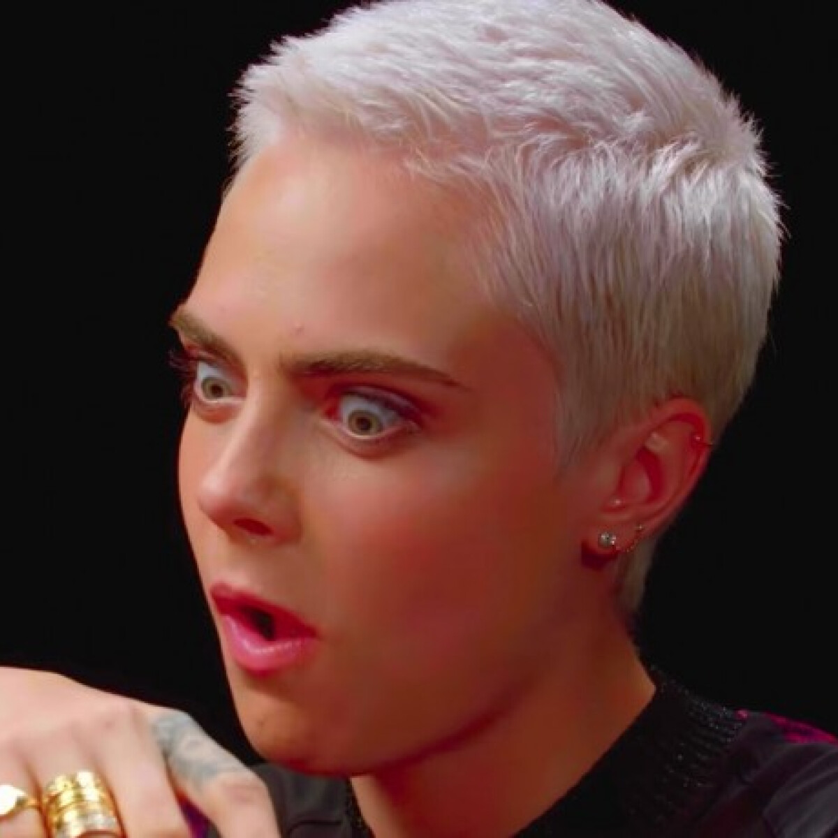Cara Delevigne bevállalta, hogy leolvasztja az arcát a világ legcsípősebb szószaival