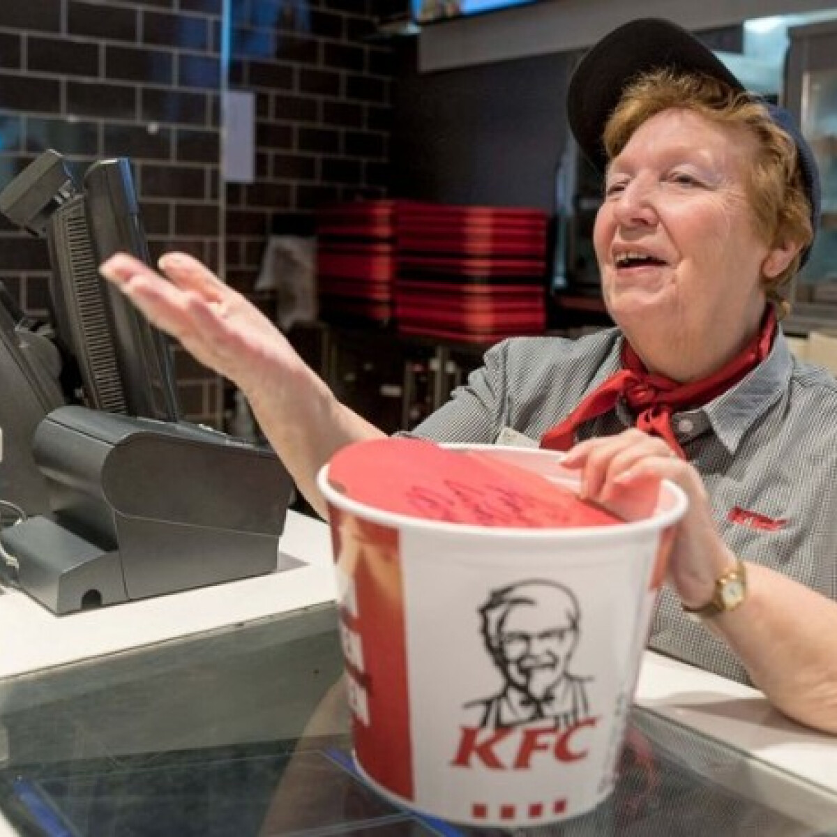 41 éve dolgozik a KFC-ben ez az aranyos néni, és nem tervez még nyugdíjba menni