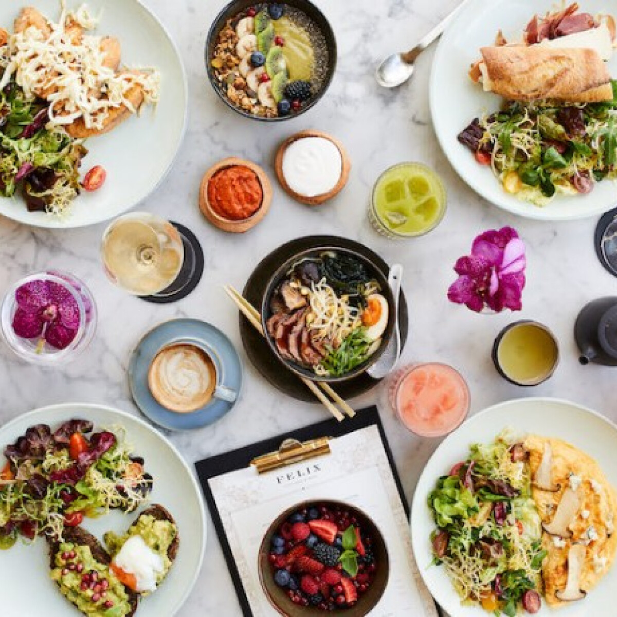 Eggs Benedict, gluténmentes gofri, avocado toast - itt a Felix Kitchen&Bar Summer Brunch
