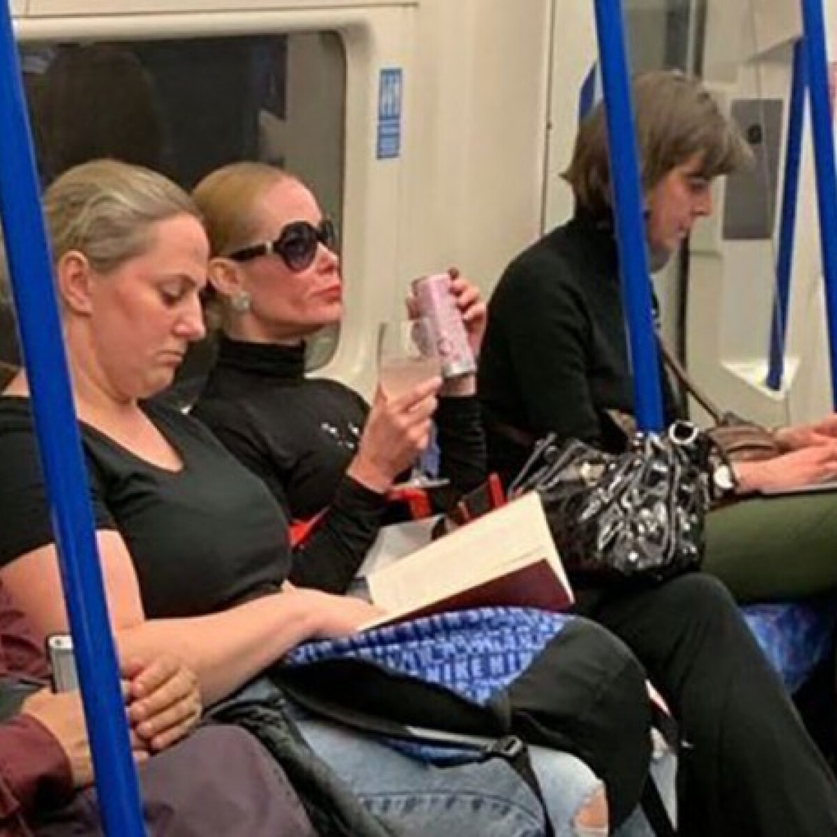 Bejárta a világot a metrón borospohárból GIN-ező díva fényképe