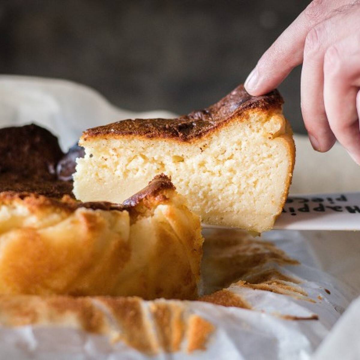 Itt a baszk sajttorta, ami krémes, nincs tésztája, és nagyon könnyű elkészíteni!
