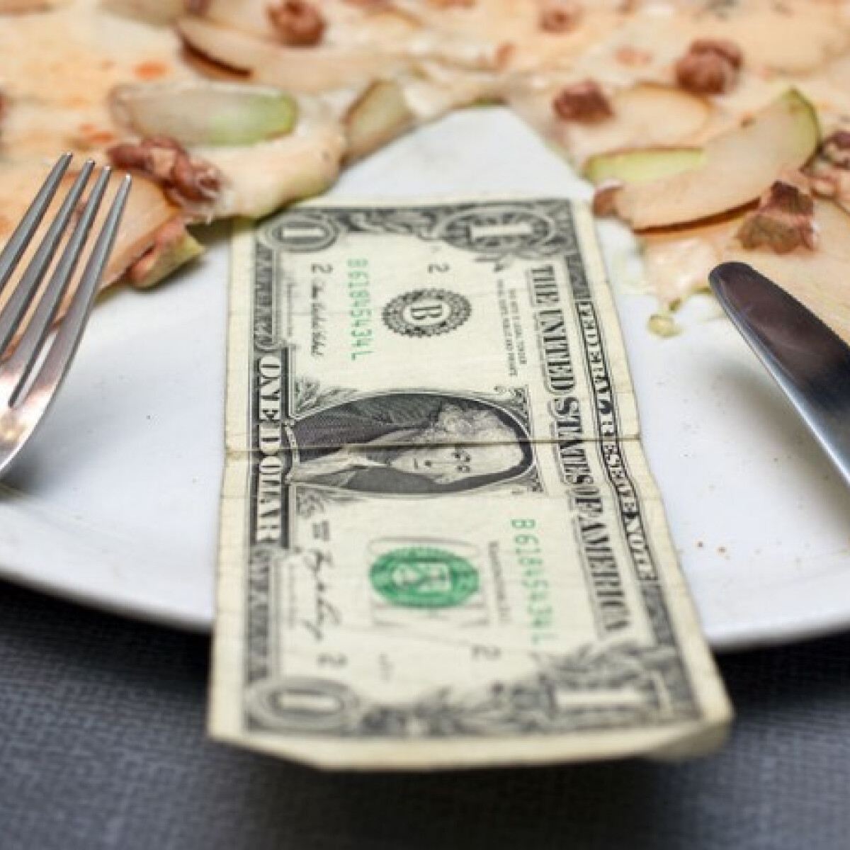 Elképesztő grafika: mennyi pizzaszeletet vehetsz a világon egy dollárból?