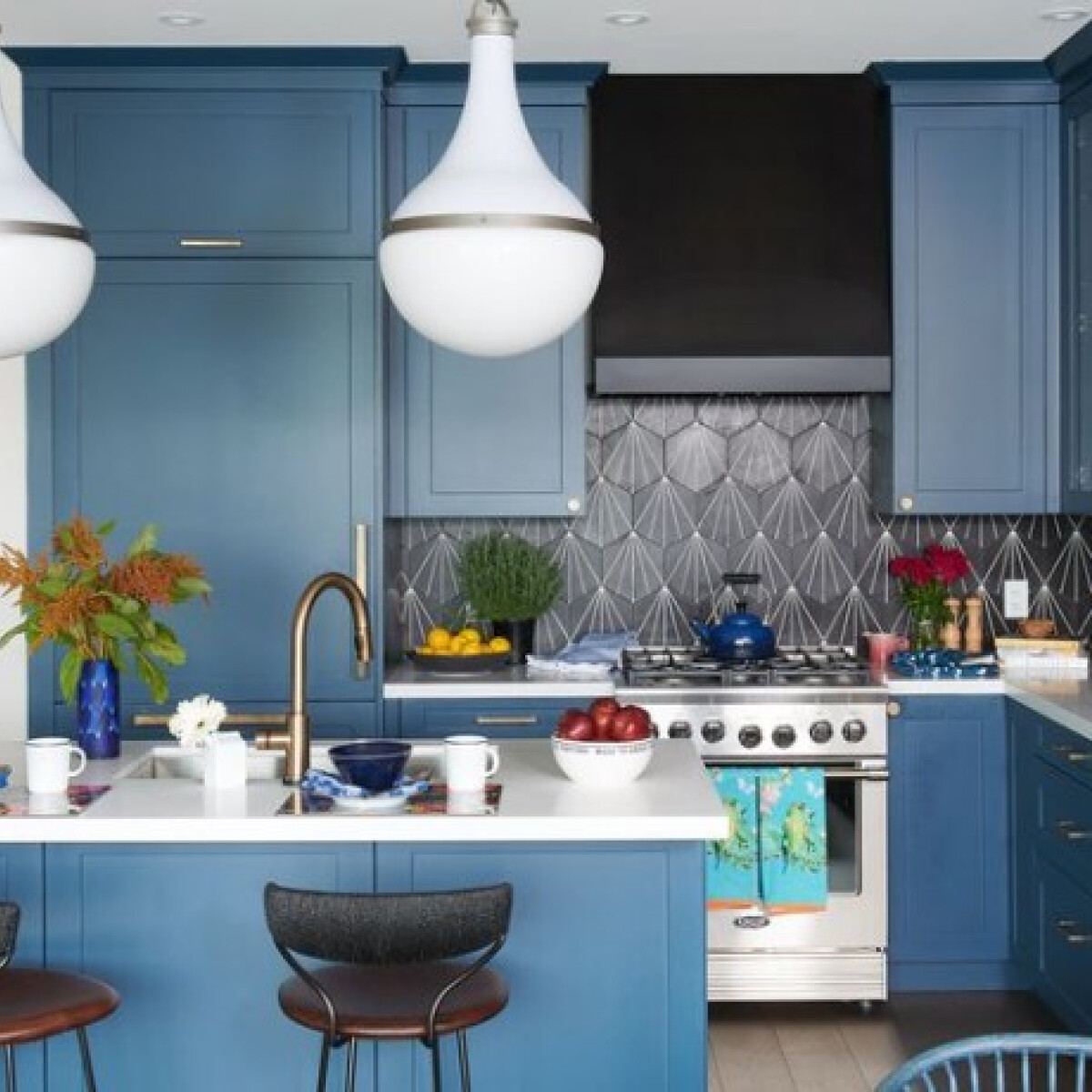 Kékben úszó konyhák, amiktől leesik az állad - mutatjuk, hogyan csempészd be ezt a színt az otthonodba!