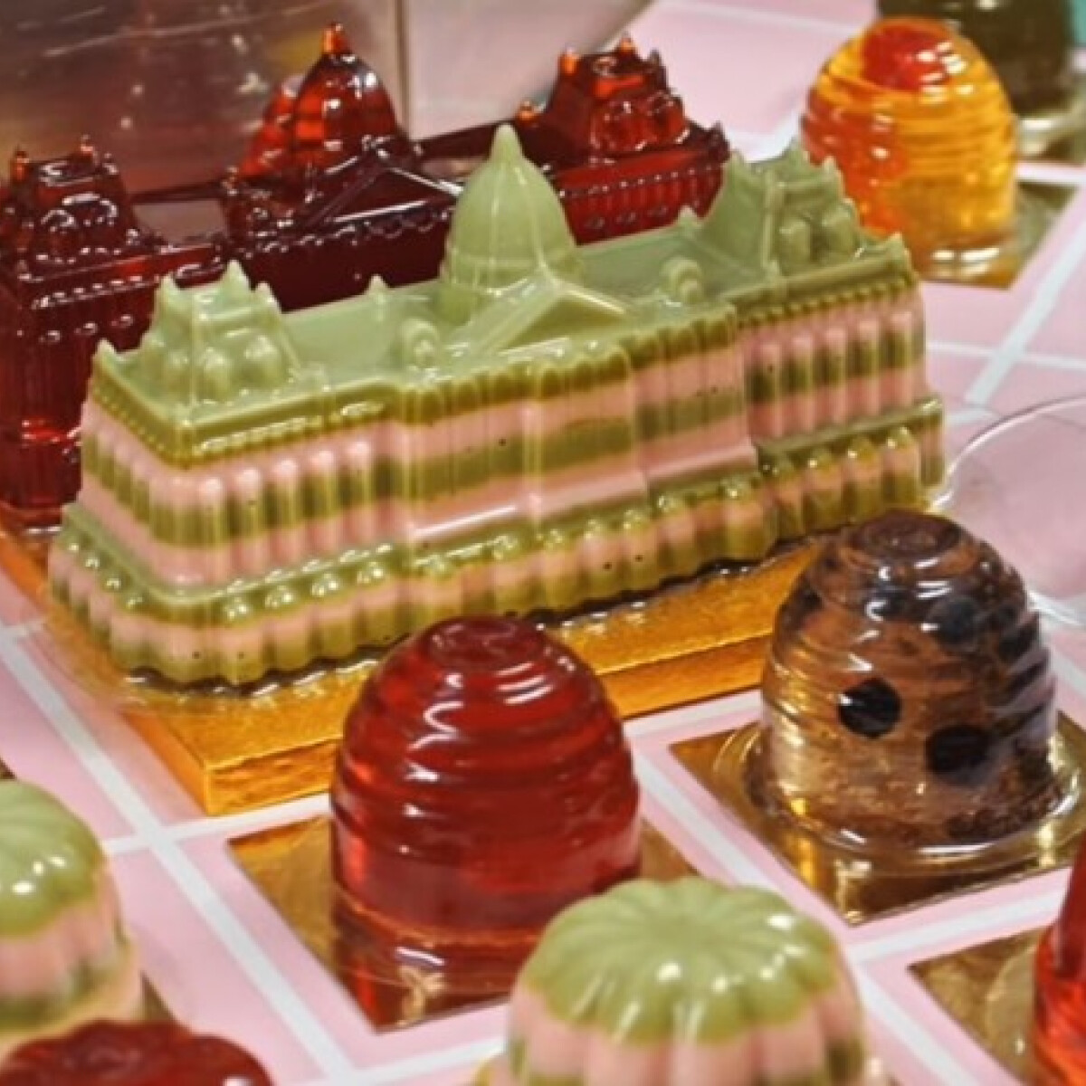 Elképesztő tortacsodákat készített a világhírű séf – Yotam Ottolenghi filmben hódítja meg a francia udvart