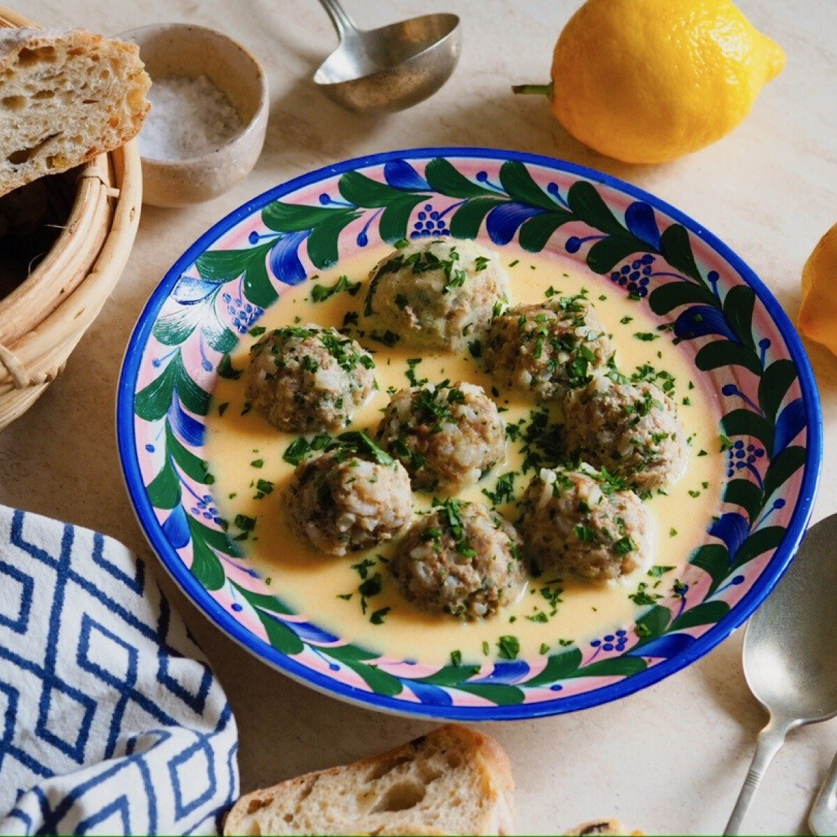 Görgess görög húsgolyóbisokat, és úsztasd őket citrommártásban