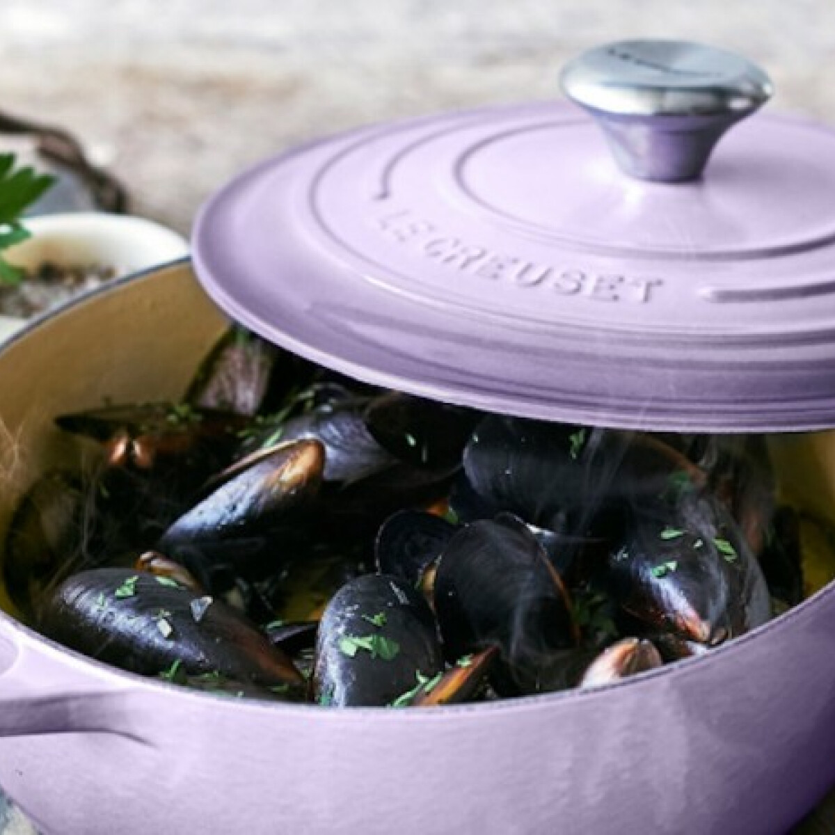 A legújabb Le Creuset kollekció is 2018 színében, vagyis lilában pompázik