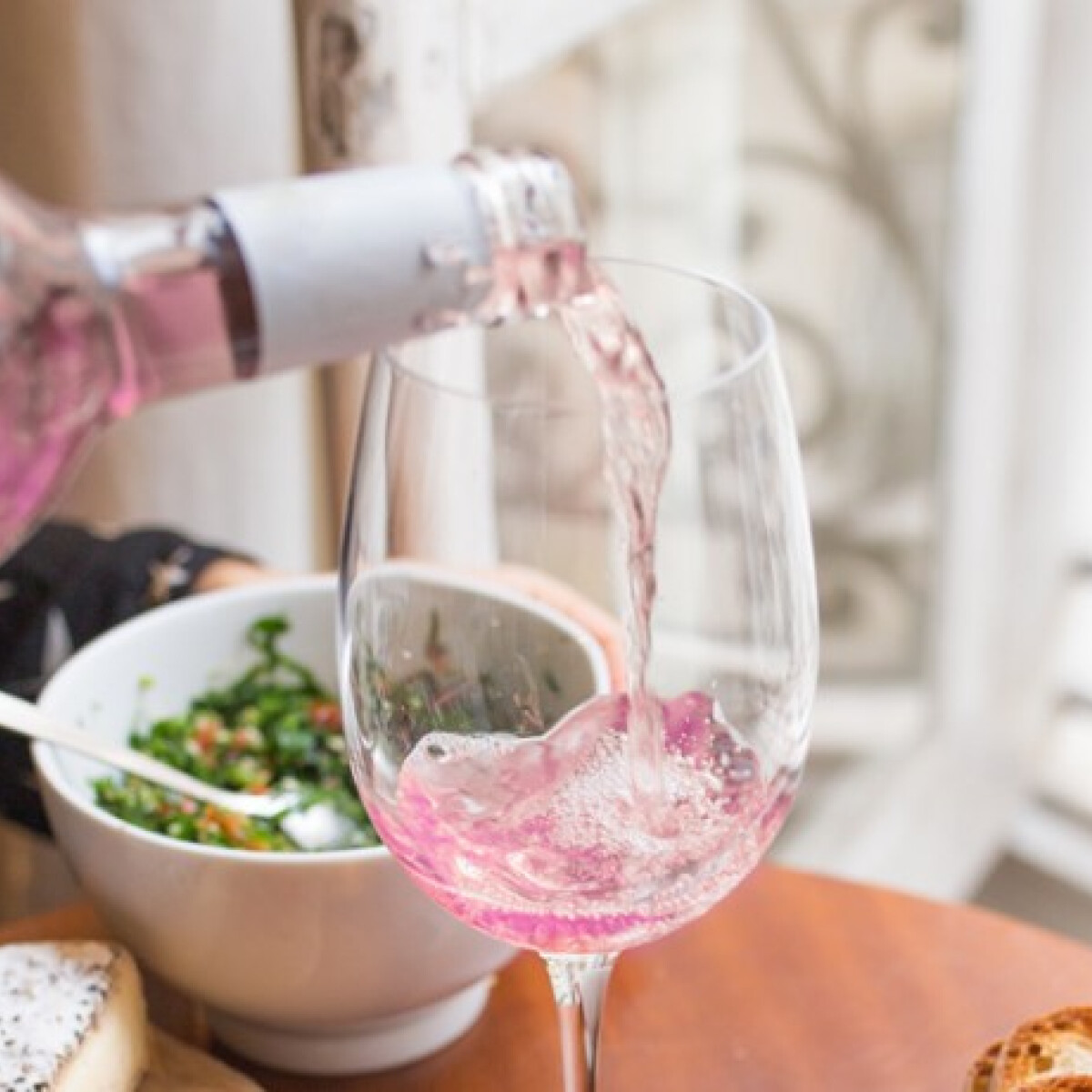 Ezt nem láttuk jönni! - a fehér, vörös, rozé és kék bor után itt a pink unikornisbor