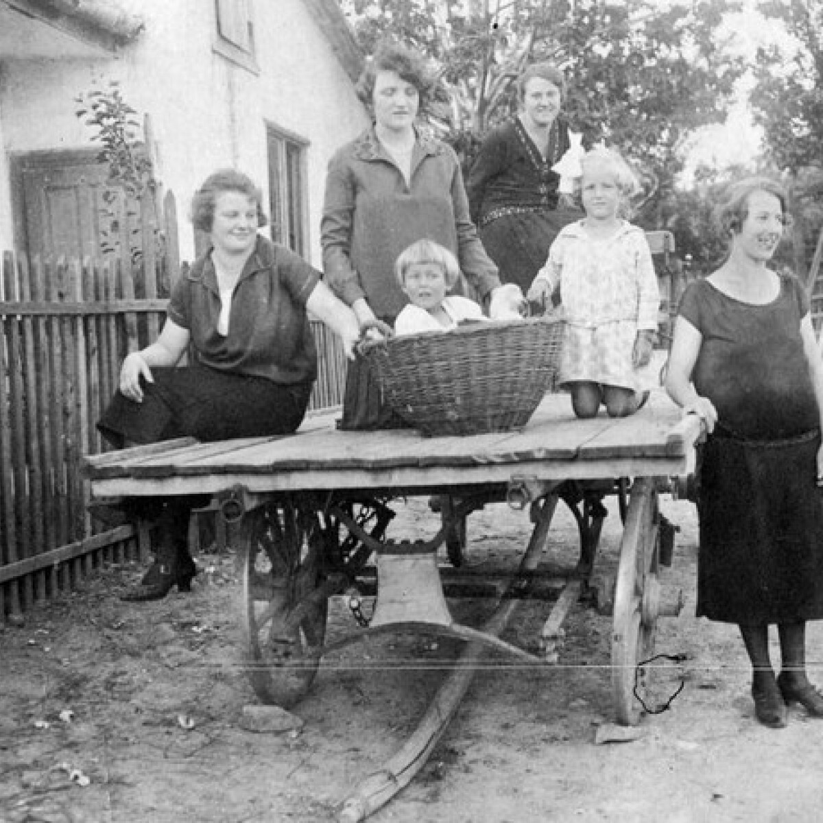 Ilyen volt anyának lenni nagyszüleink idejében - Falusi romantika helyett kemény munka