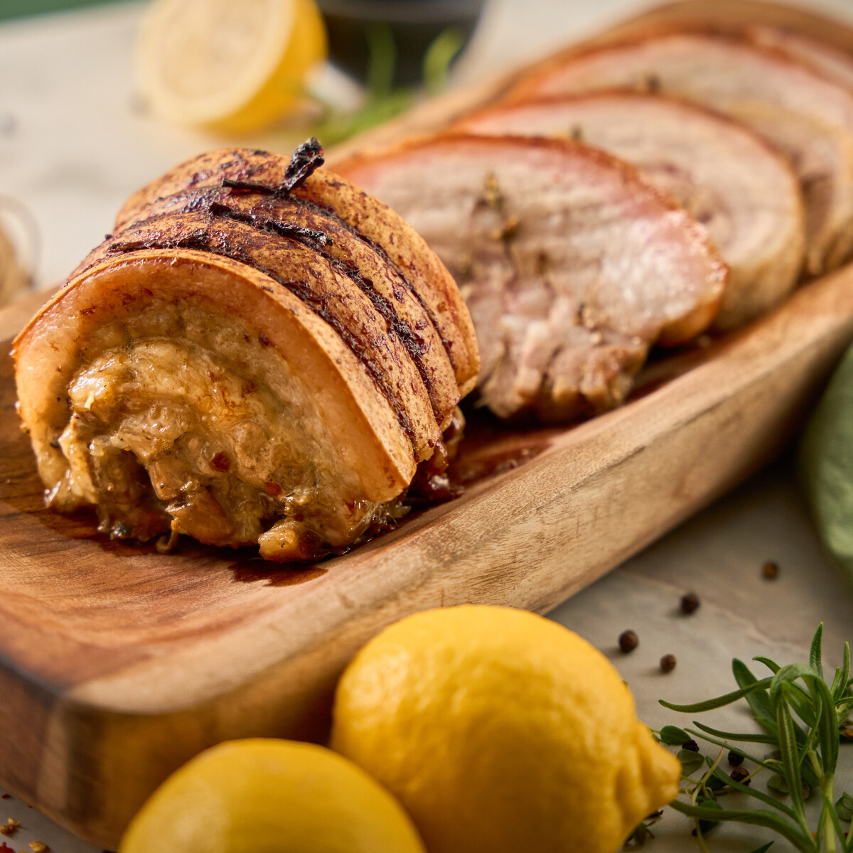 Süss velünk porchettinit, omlós bőrös császárszalonnát