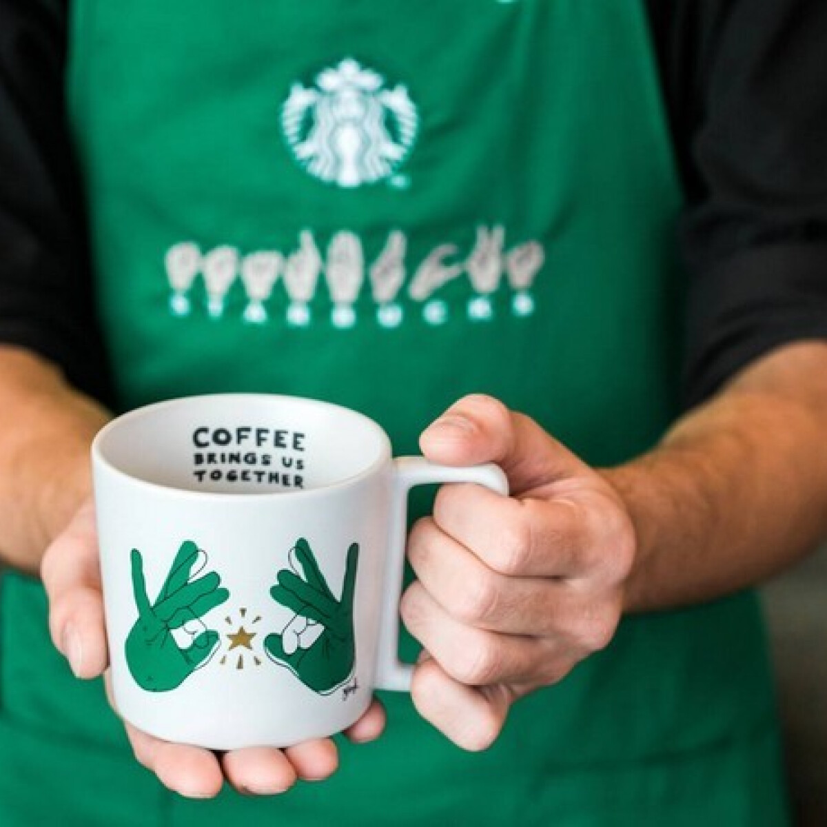 A Starbucks megnyitotta első, hallássérülteket alkalmazó kávézóját