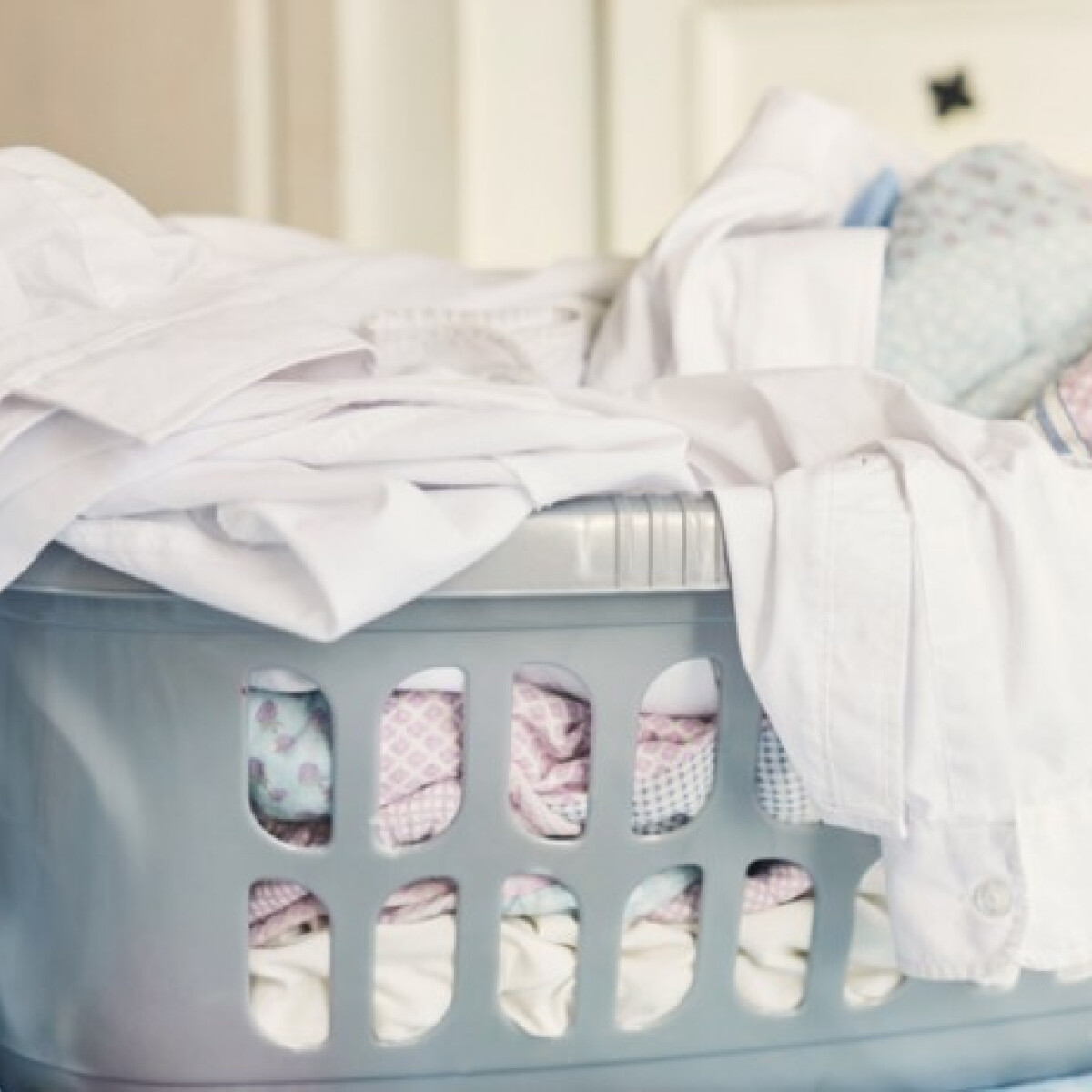 5 tipp, hogy fehérek maradjanak a ruháid mosáskor