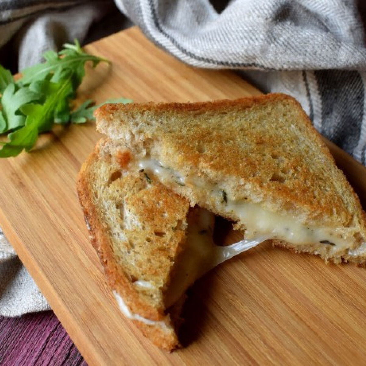 9 sajtfajta, ami mennyeivé varázsol két egyszerű szelet kenyeret is