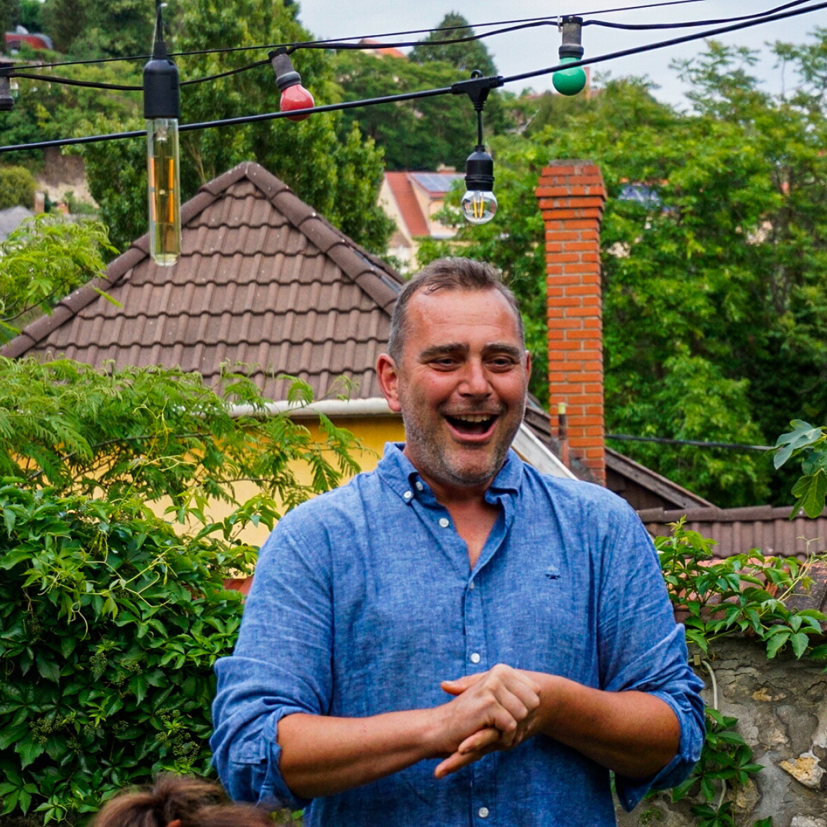 Ez történik, ha egy entellektüel világpolgár kertésznek áll – Fabrice lakáséttermében jártunk Pécsen, és odavagyunk