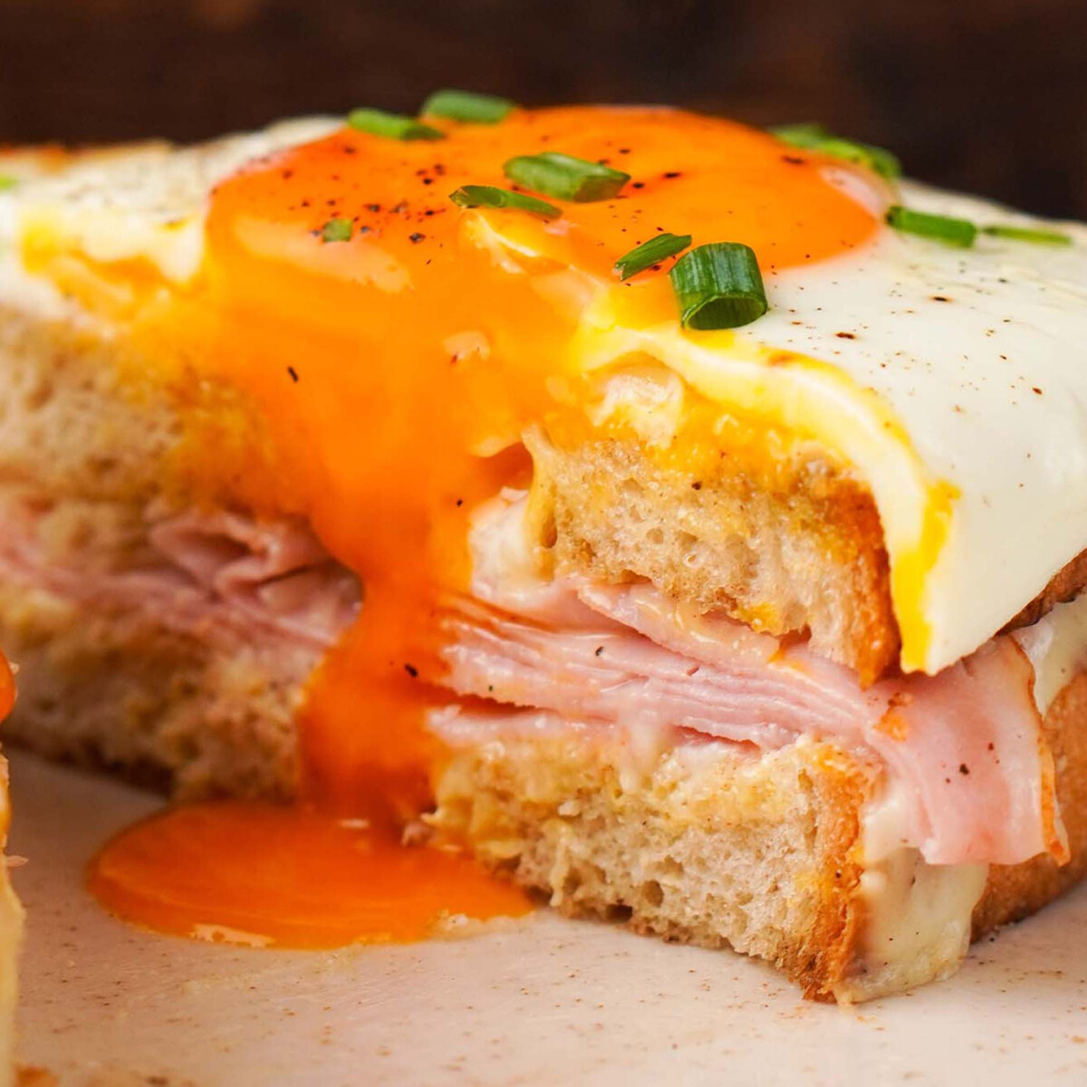 Így készül a Croque Madame, a francia kalapos nők reggelije