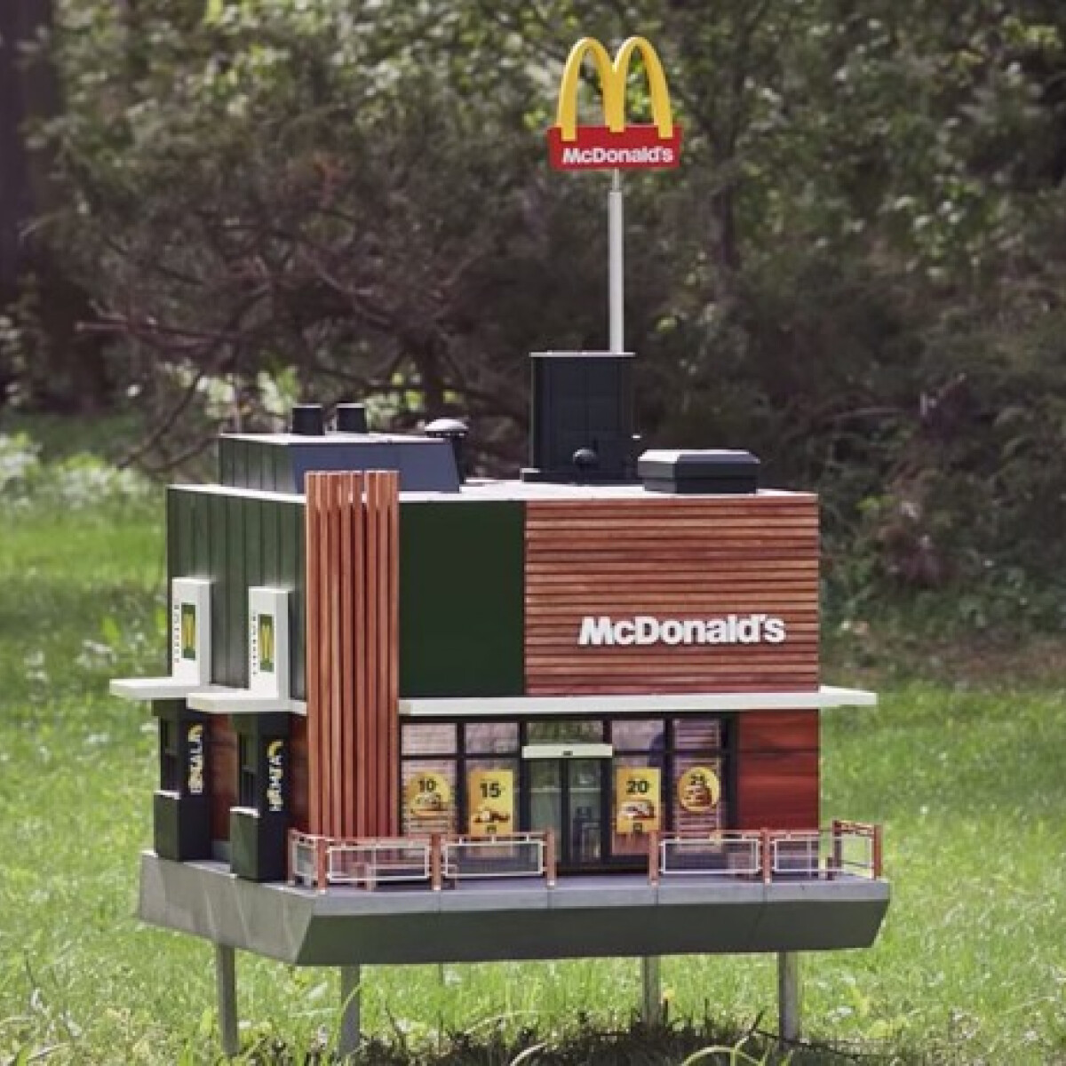 Vajon kik dolgozhatnak ebben a postaládányi McDonald's-ban?